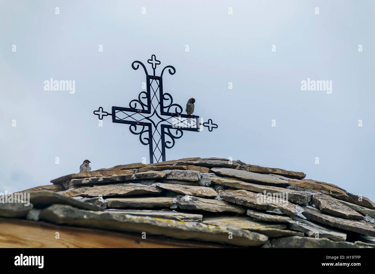 Toit d'ardoise en pierre de la vieille église médiévale avec croix dans Giginski ou monténégrine restauré Saint Monastère Saint-Côme et Damien Banque D'Images