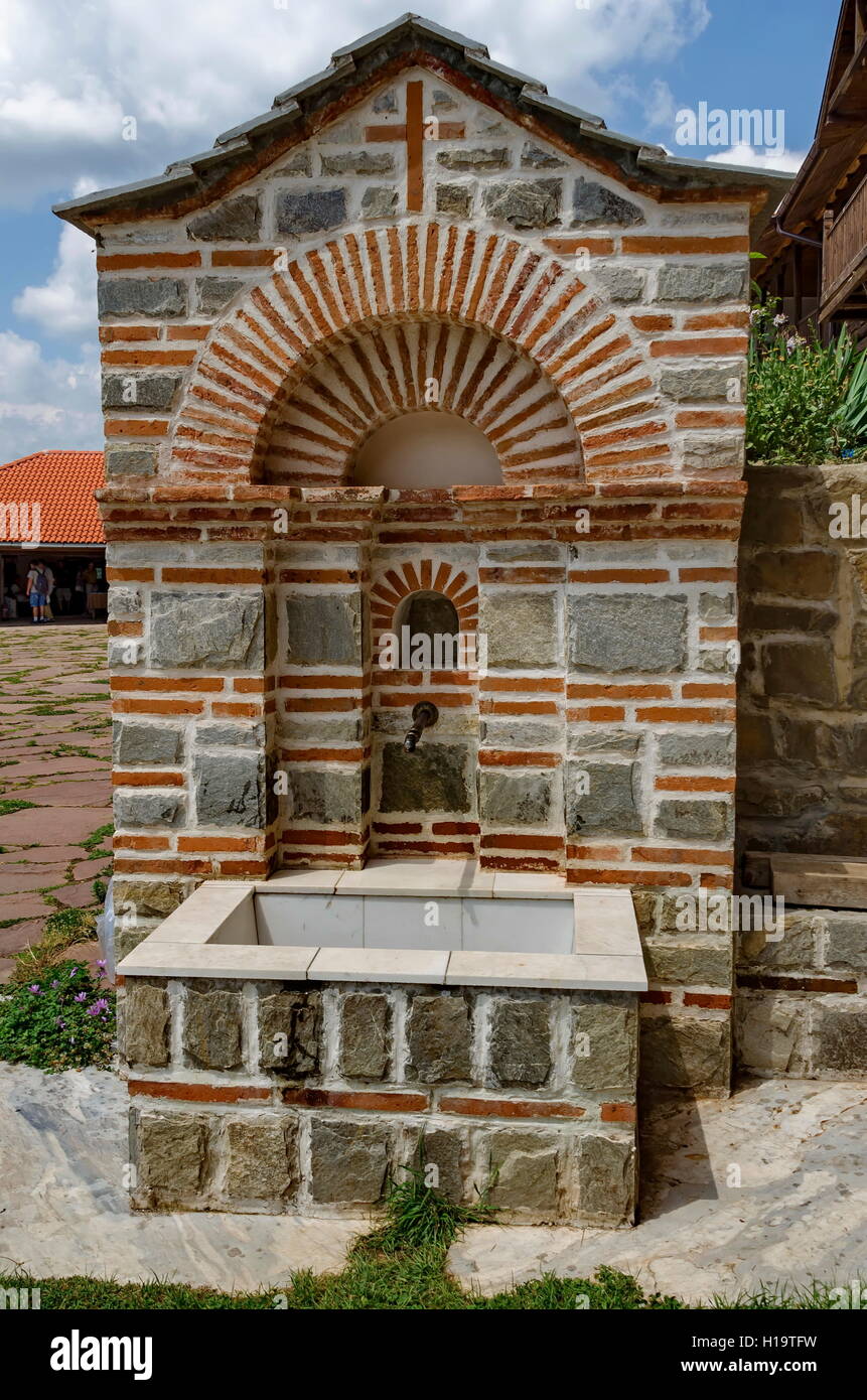 Vue sur la partie cour avec fontaine d'eau de source en Giginski ou monténégrine restauré Saint Monastère Saint-Côme et Damien Banque D'Images