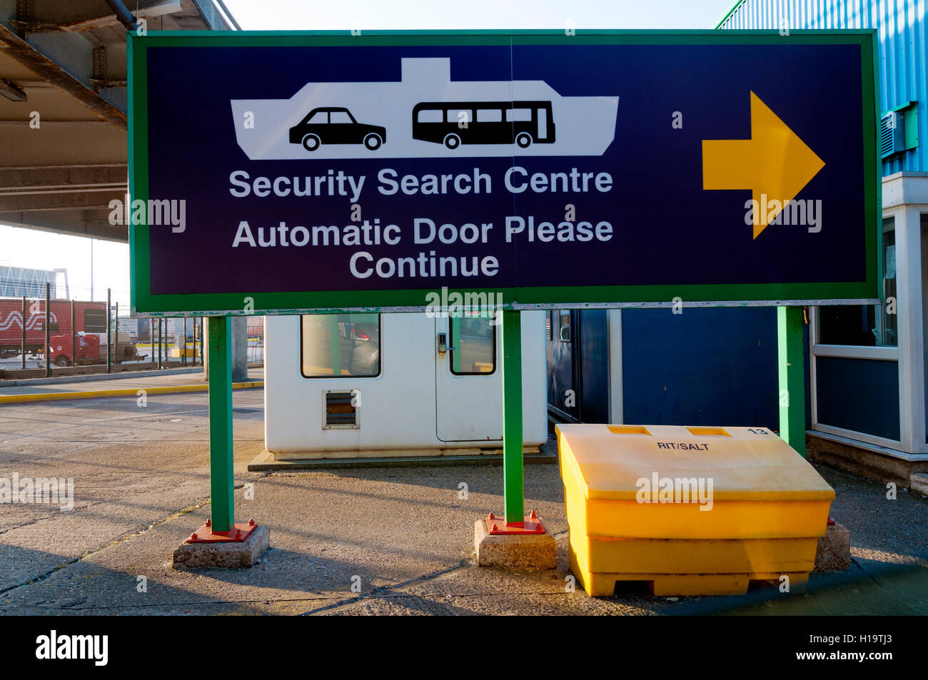 Port de Douvres, en Angleterre, UK. Sécurité Signalisation zone Recherche à la gare maritime de passagers Banque D'Images