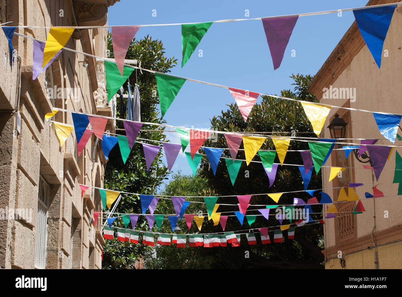 Drapeaux colorés, Carloforte, l'île de San Pietro, en Sardaigne Banque D'Images