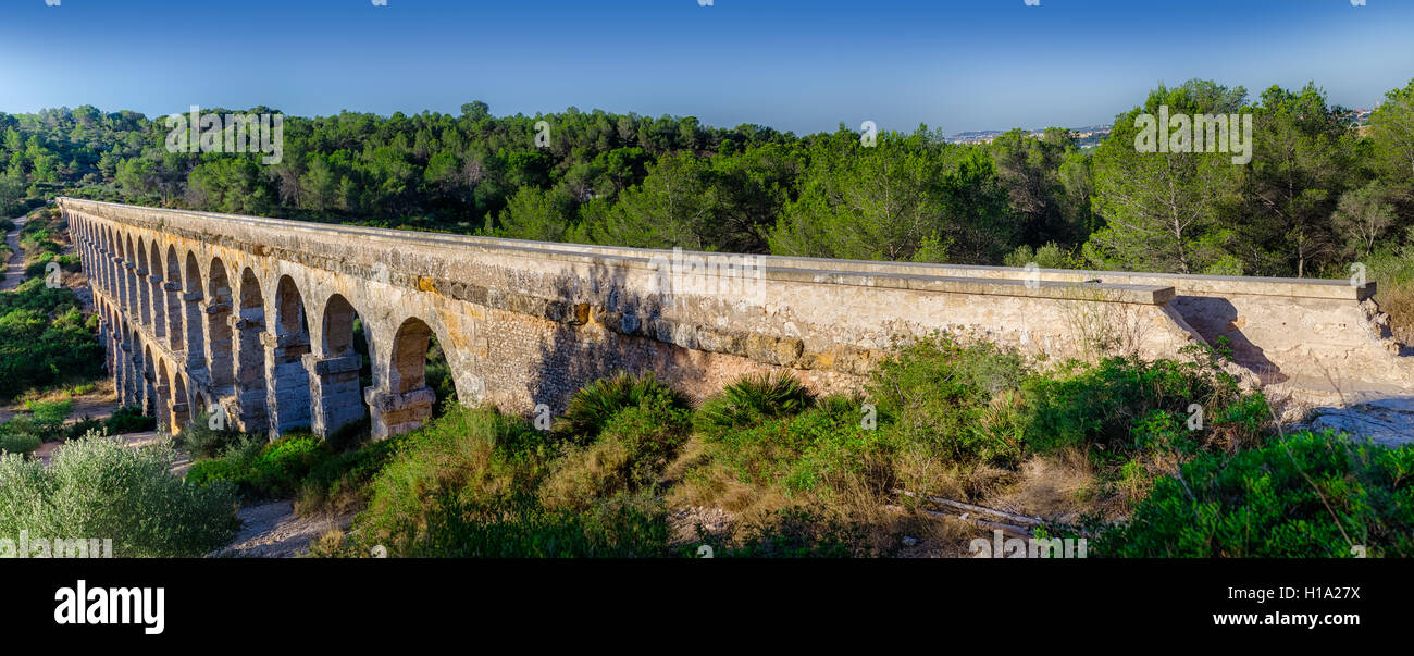 Vue panoramique sur l'Aqueduc romain près de Tarragone, Espagne Banque D'Images