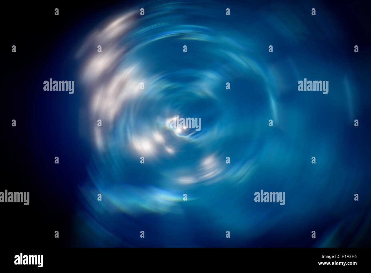 L'effet vortex en rotation sur la surface d'un bassin d'eau bleu vif Banque D'Images