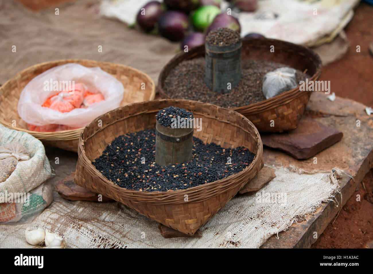 Le quinoa, grains noirs pour vendre, Dhurwa, Pandripani Marché Tribal Village, Chattisgadh, Inde Banque D'Images