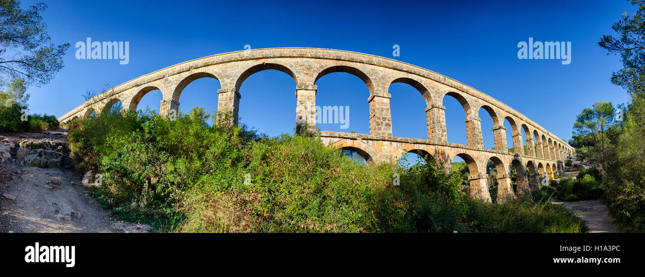 Vue panoramique sur l'immense Vue de dessous de la construction de l'aqueduc romain à Tarragone