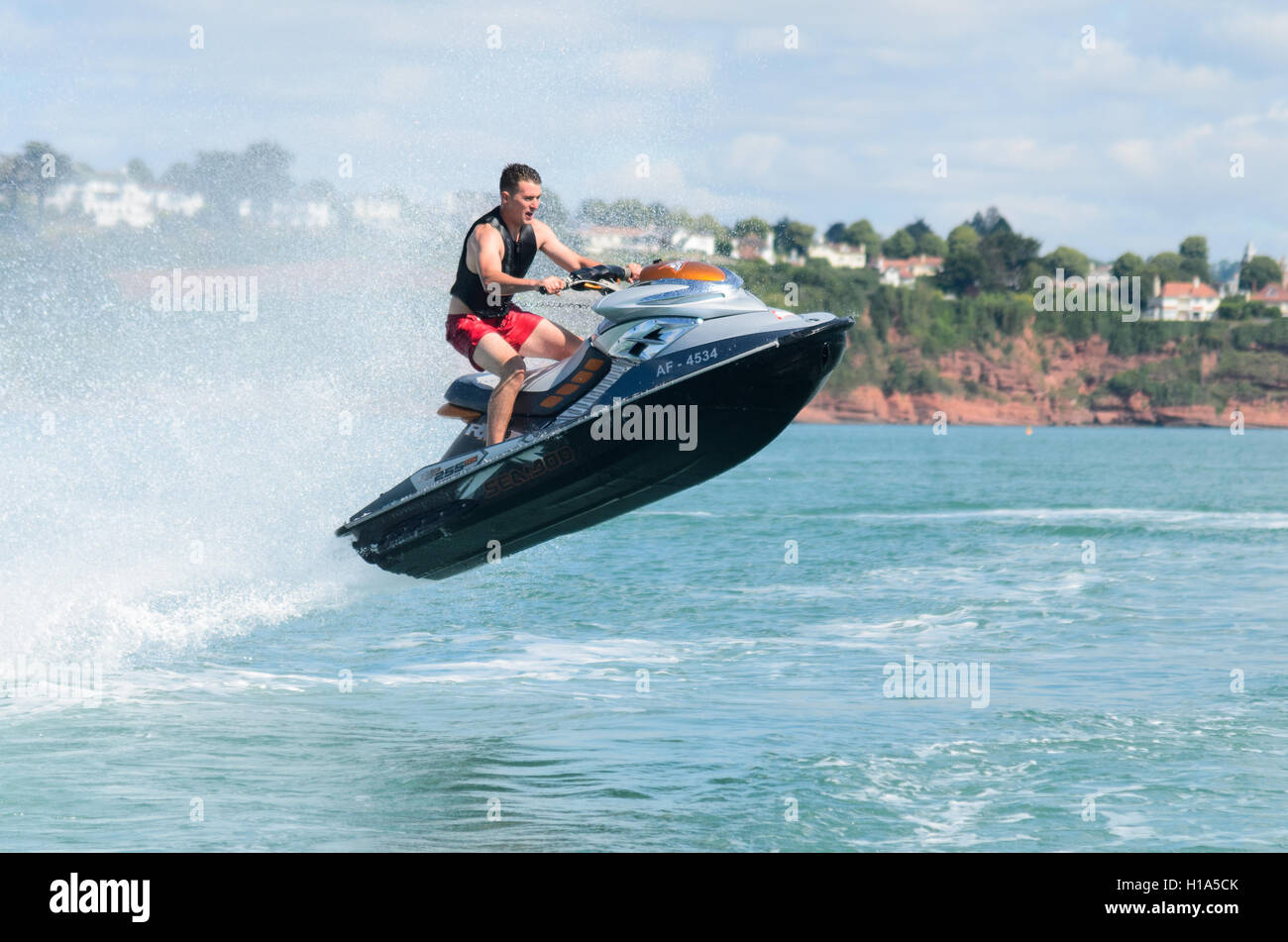 Un Jet Ski jumping à Torbay, dans le Devon (Angleterre) Banque D'Images