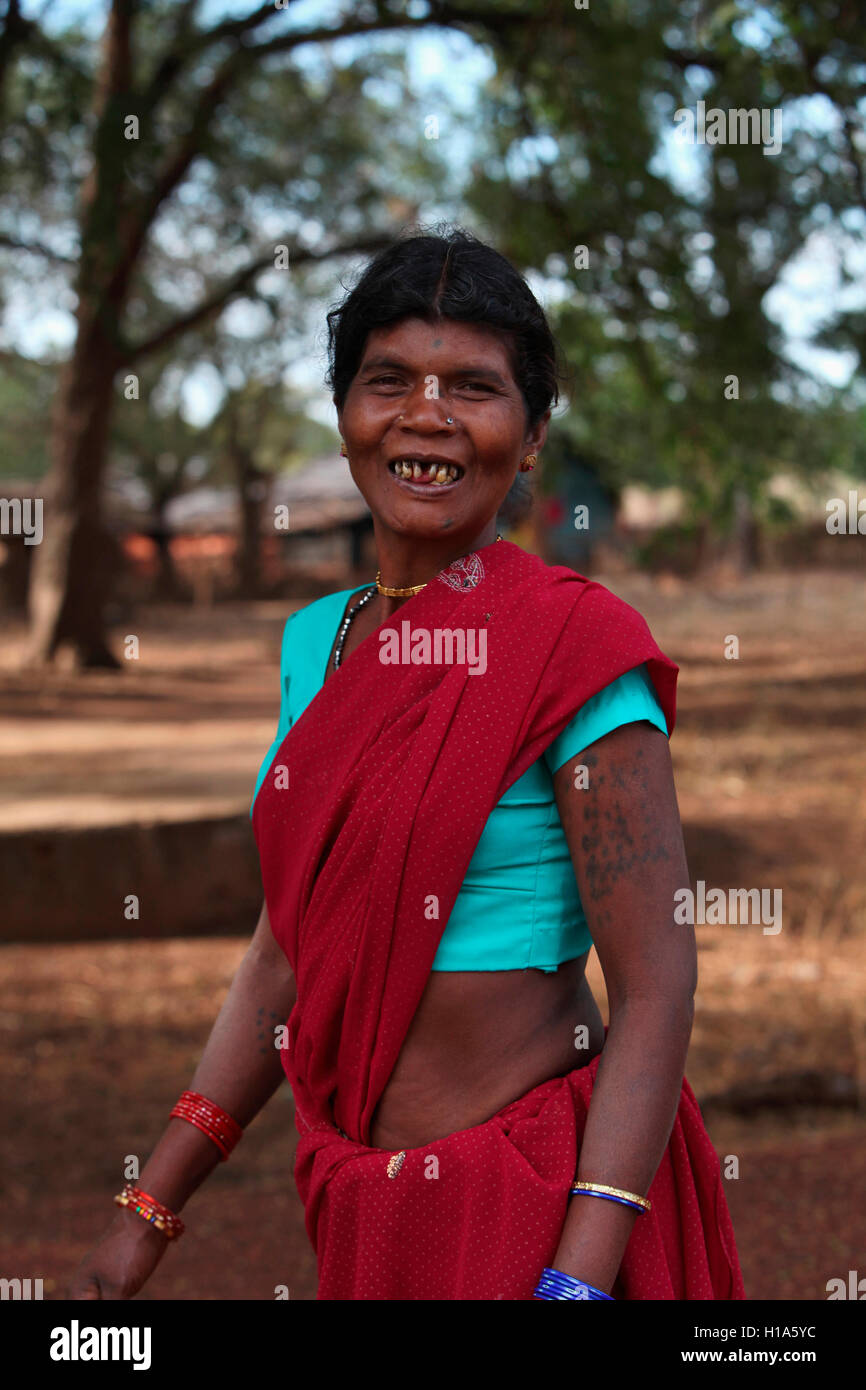 Femme tribale souriante, tribu Dhurwa, village de Gonchabar, Chattisgarh, Inde. Visages ruraux de l'Inde Banque D'Images