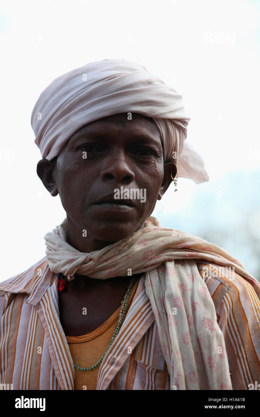 Homme tribal, tribu Dhurwa, village de Gonchabar, Chattisgarh, Inde. Visages ruraux de l'Inde Banque D'Images