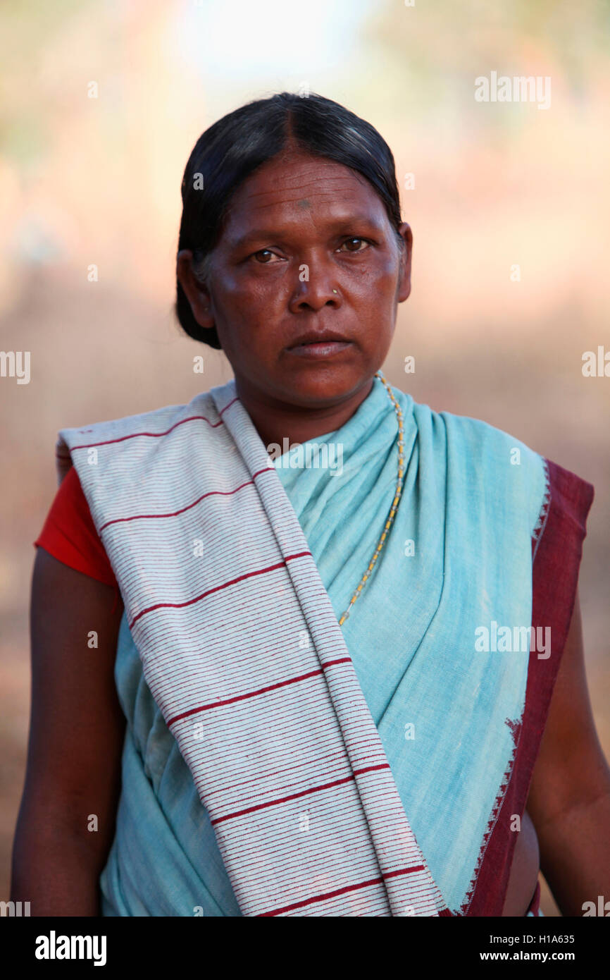 Femme tribale en robe traditionnelle, Dhurwa Tribe, Gonchabar Village, Chattisgarh, Inde. Visages ruraux de l'Inde Banque D'Images