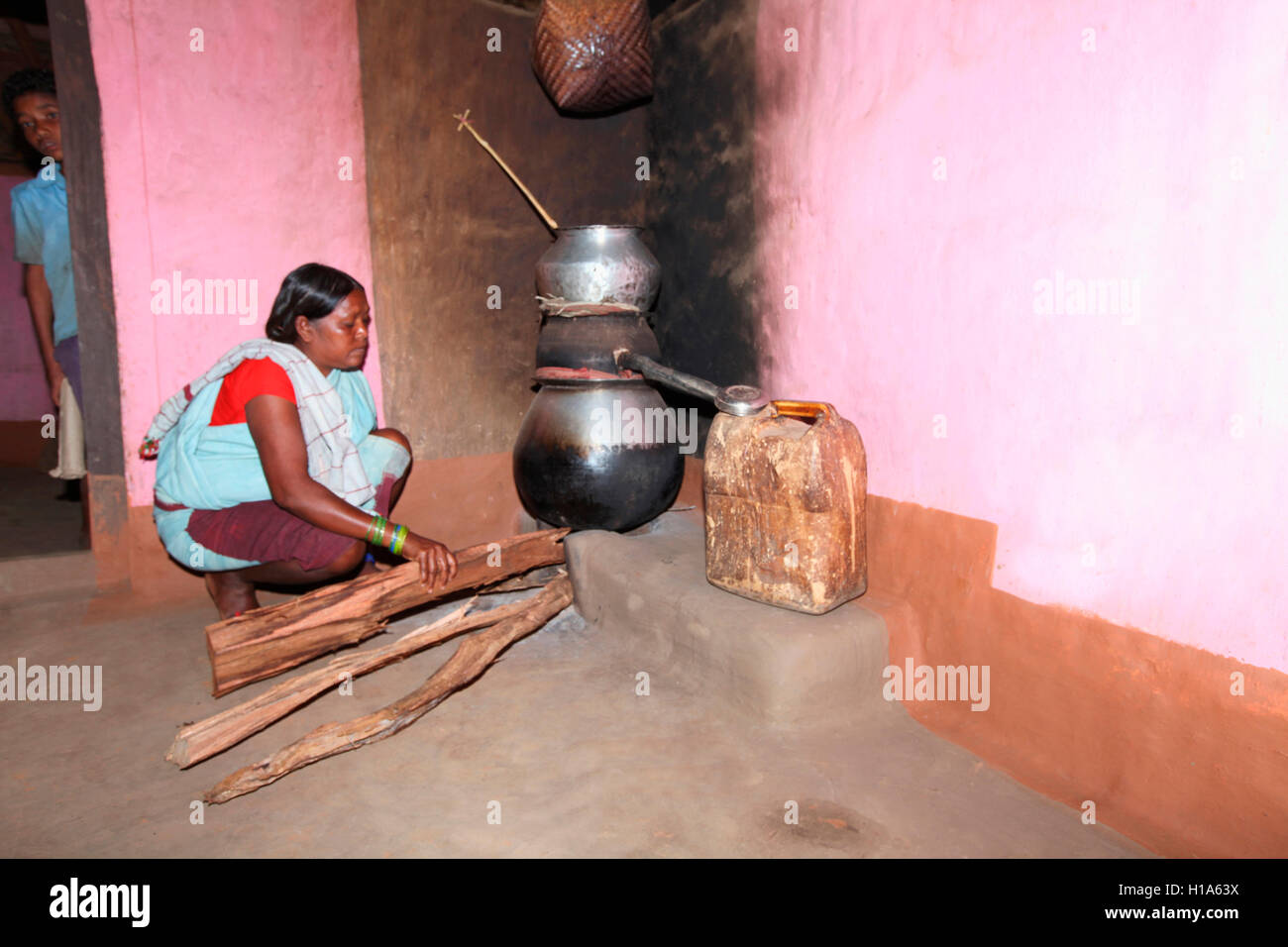 Femme faisant tribal (alcool), mahua tribu dhurwa, gonchapar chattisgarh, village Banque D'Images