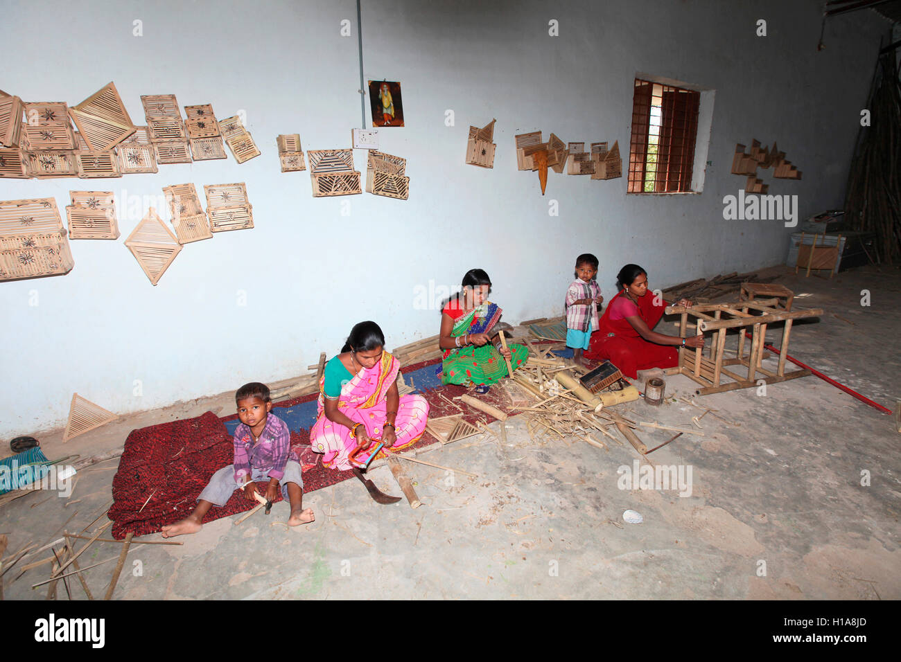 Les femmes faisant de l'artisanat en bambou, muria et tribu Gond, bamboo Craft Centre, shadari, chattisgarh, Inde Banque D'Images