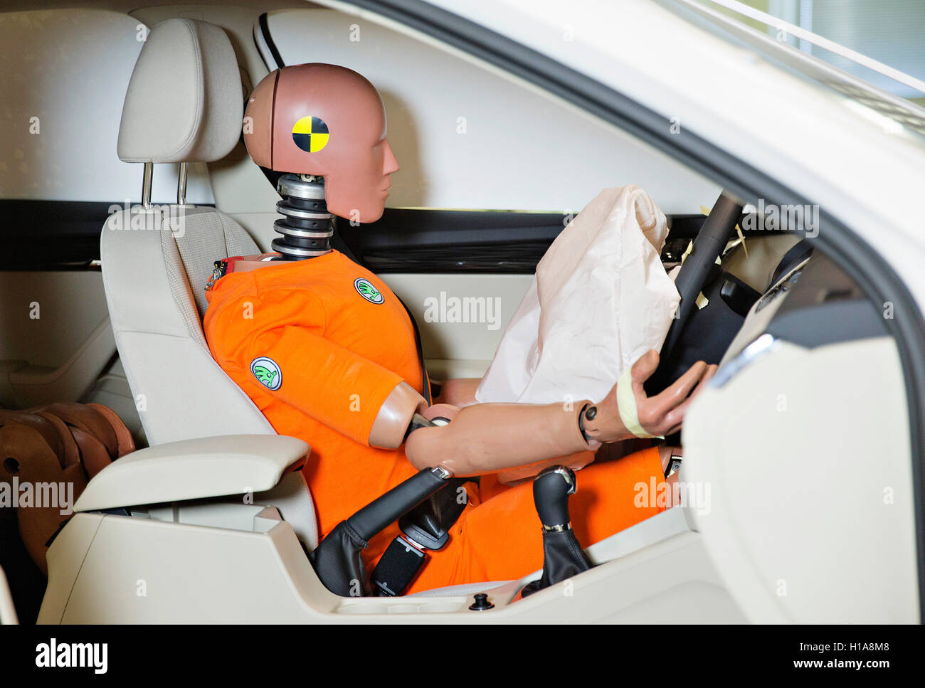 Skoda Auto, essai sur traîneau, crash test dummy Oscar, les ceintures de sécurité, d'utilisation, port de la ceinture de sécurité Banque D'Images