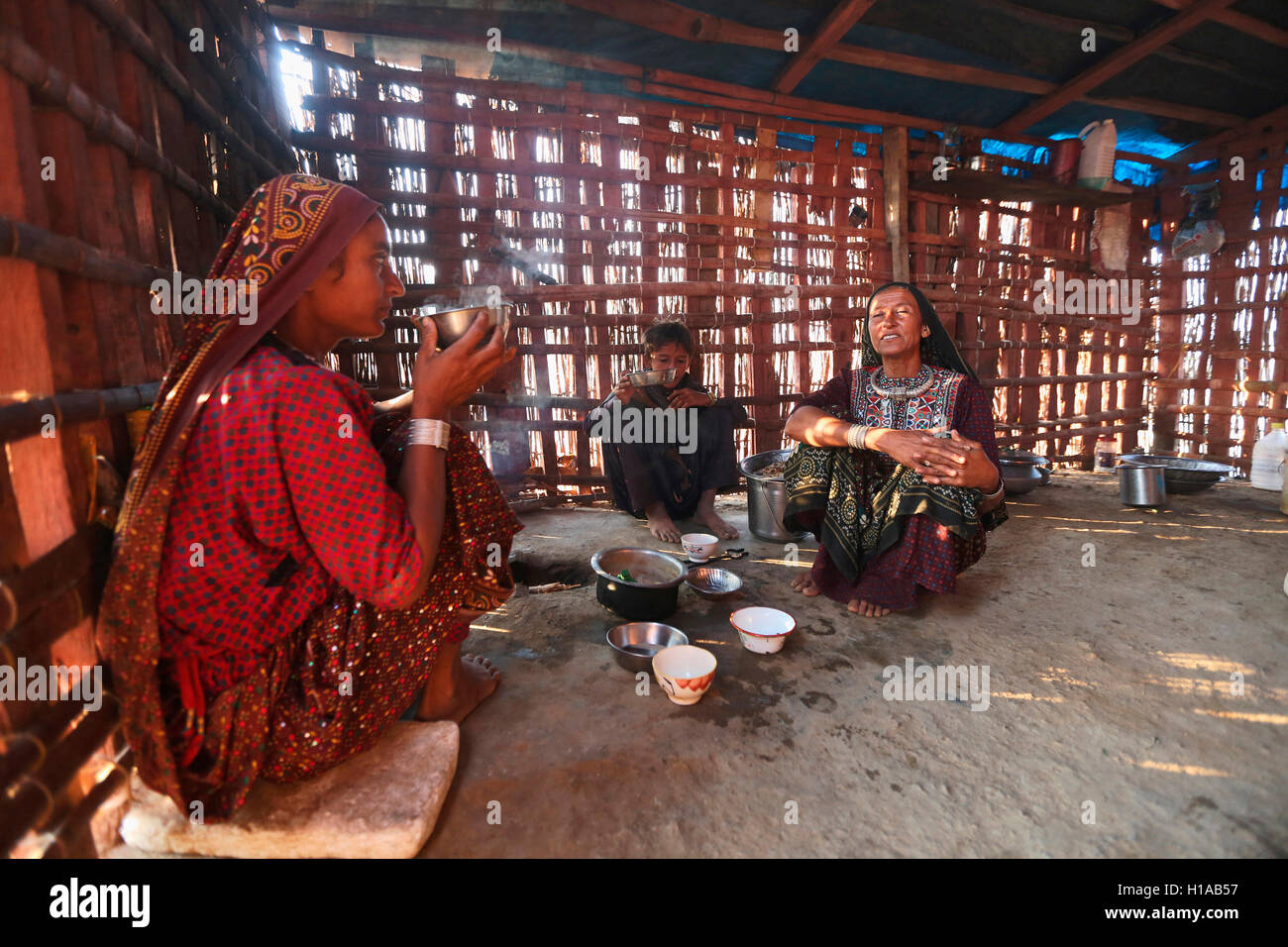 Les femmes et les enfants profiter de thé du matin, fakirani jat, medi village, kutch, Gujarat, Inde Banque D'Images