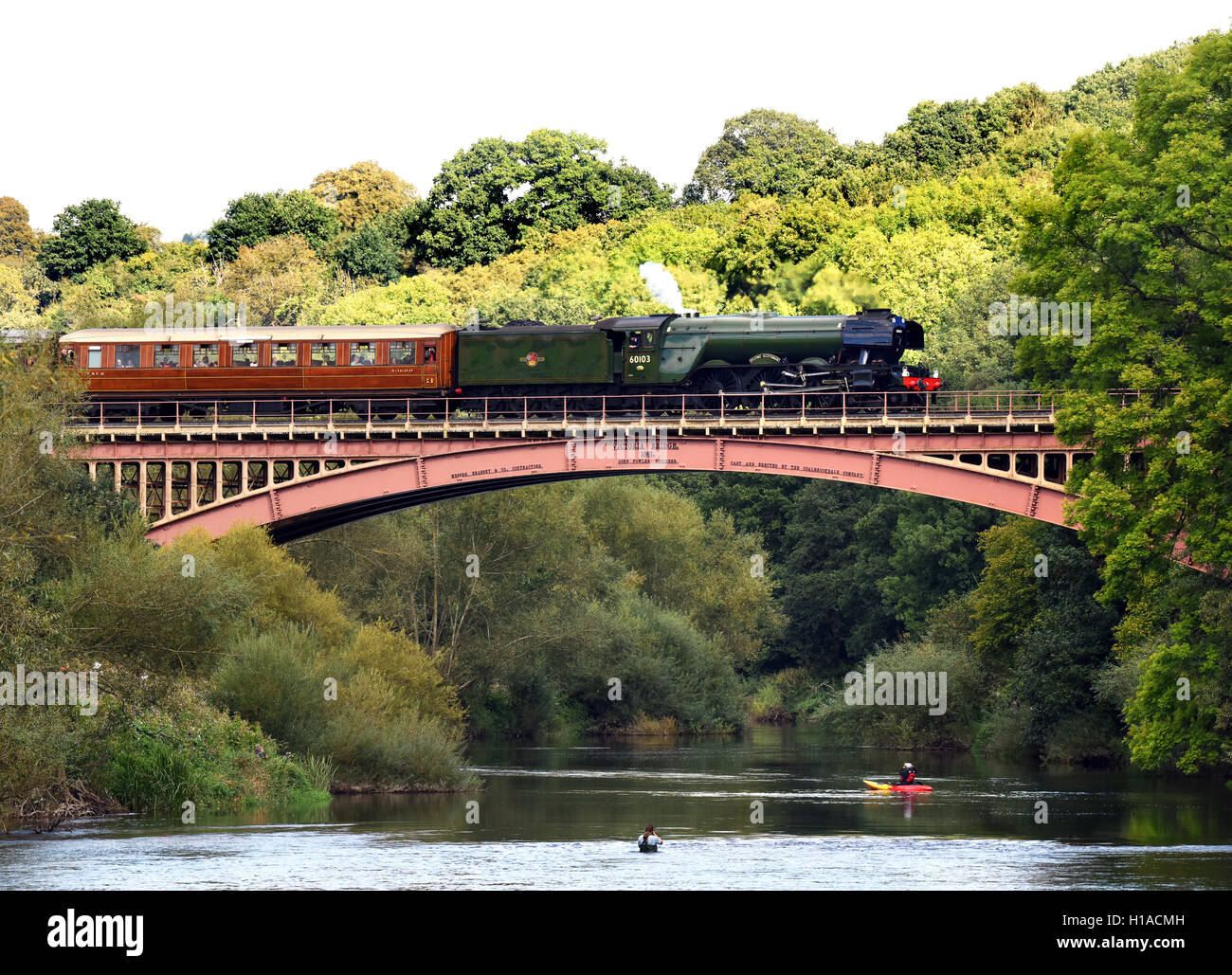 La locomotive à vapeur Flying Scotsman traversant la rivière Severn sur le pont Victoria à Arley dans le Shropshire. La locomotive de renommée mondiale transporte des passagers sur le chemin de fer de la vallée de Severn. Photo de David Bagnall Banque D'Images