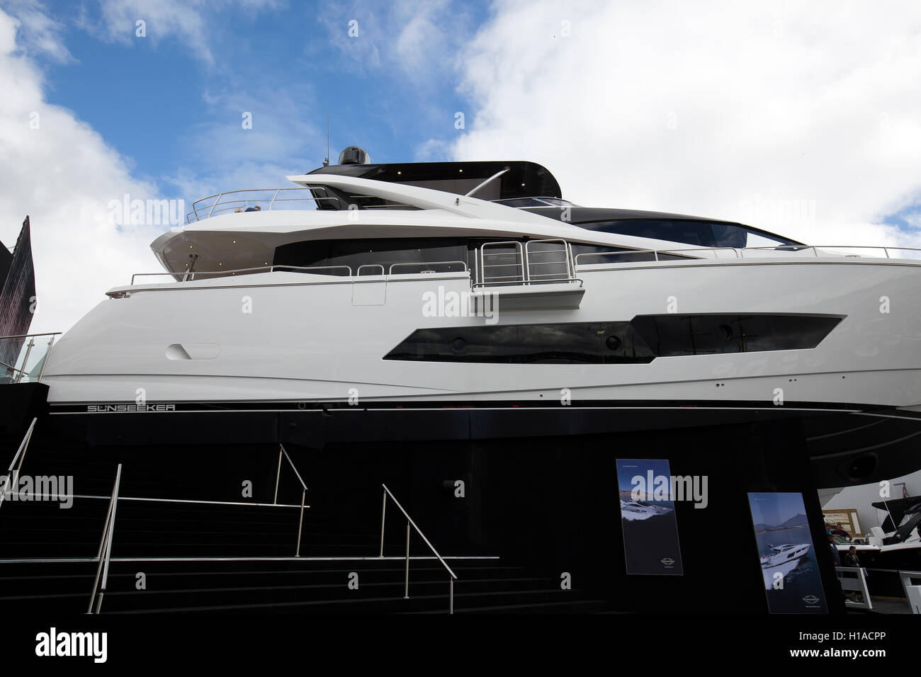 Southampton, UK. 22 Sep, 2016. Ciel bleu au-dessus du stand Sunseeker à la Southampton Boat Show 2016 Credit : Keith Larby/Alamy Live News Banque D'Images