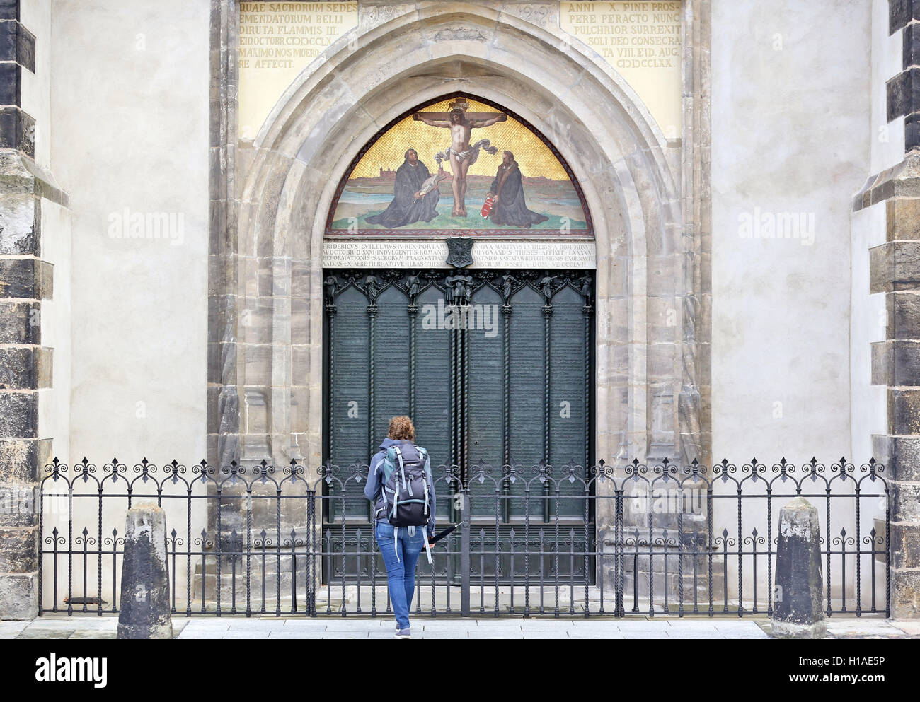 Lutherstadt Wittenberg, Allemagne. 20 Sep, 2016. La porte à la All Saints' Church Wittenberg avec Martin Luther, 95 thèses à Lutherstadt Wittenberg, Allemagne, 20 septembre 2016. En 2017 la ville célébrera l'anniversaire de la réforme. Selon la tradition, le docteur Martin Luther (1483-1546) cloué ses 95 thèses contre la vente des indulgences de l'Eglise sur la All Saints' Church Wittenberg le 31 octobre 1517. Photo : Jan Woitas/dpa/Alamy Live News Banque D'Images