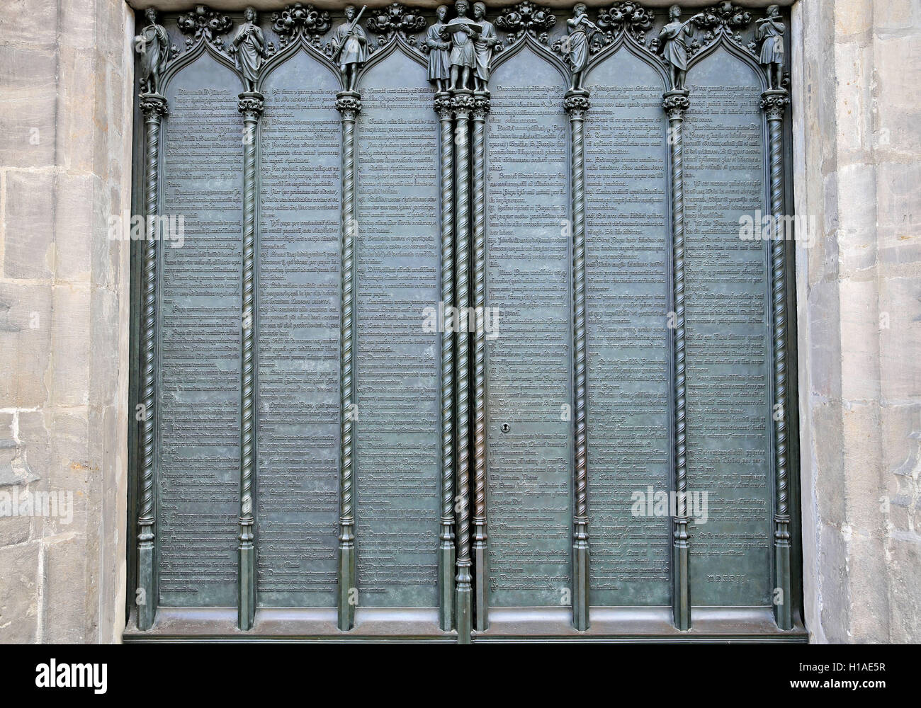 Lutherstadt Wittenberg, Allemagne. 20 Sep, 2016. La porte à la All Saints' Church Wittenberg avec Martin Luther, 95 thèses à Lutherstadt Wittenberg, Allemagne, 20 septembre 2016. En 2017 la ville célébrera l'anniversaire de la réforme. Selon la tradition, le docteur Martin Luther (1483-1546) cloué ses 95 thèses contre la vente des indulgences de l'Eglise sur la All Saints' Church Wittenberg le 31 octobre 1517. Photo : Jan Woitas/dpa/Alamy Live News Banque D'Images