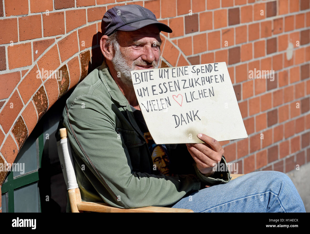 57-year-old Erwin demande bien pour un don au centre-ville de Hanovre, Allemagne, 15 septembre 2016. Encore et encore des mendiants agressifs dans la Basse-saxe villes apportent leurs collègues plus passif dans le discrédit. Photo : Holger Hollemann/dpa Banque D'Images