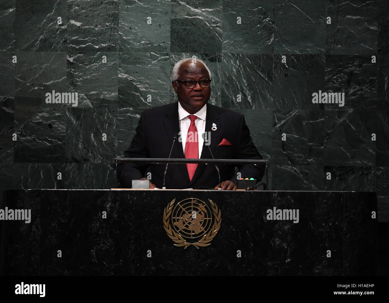 Organisation des Nations Unies, New York, USA. 22 Sep, 2016. Sierra Leone, le Président Ernest Bai Koroma traite de la 71e session de l'Assemblée générale des Nations Unies durant la troisième journée de débat général au siège des Nations Unies à New York, du 22 septembre 2016. Credit : Yin Bogu/Xinhua/Alamy Live News Banque D'Images