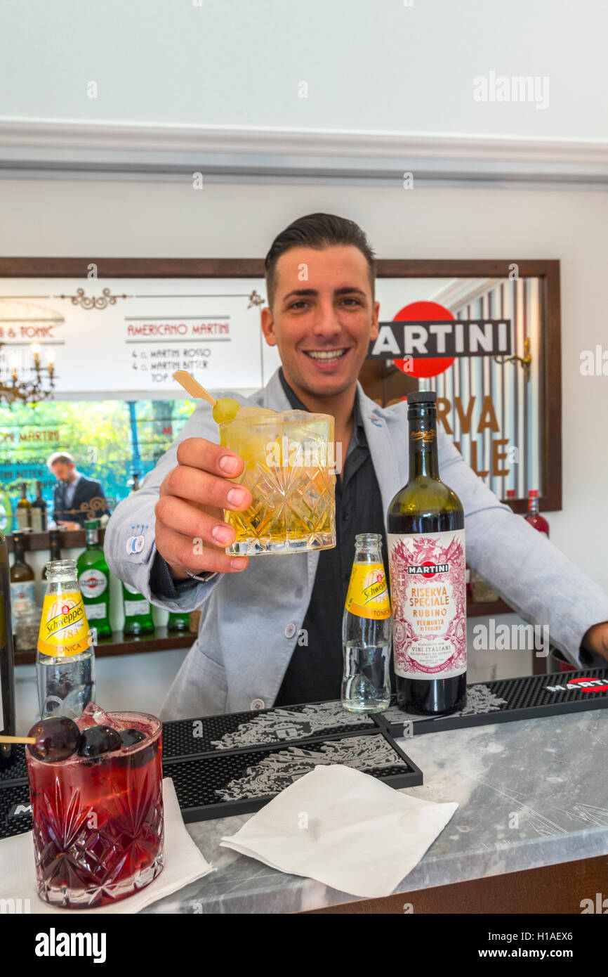 Italie Piémont Turin - Terre - 2016 d'autres "Salone del Gusto" - Le thème de l'édition de cette année est d'AIMER LA TERRE. Stand Martini & Rossi - barman -Préparer Martini réserve spéciale (Ruby et Orange) avec du tonic © Realy Easy Star/Alamy Live News Banque D'Images