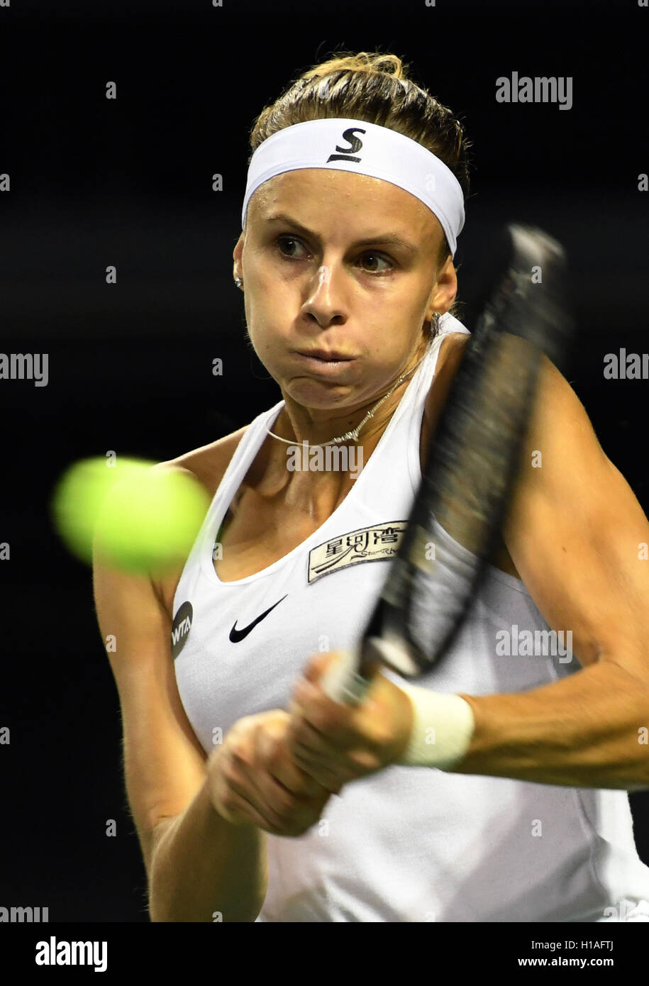 Tokyo, Japon. 22 Sep, 2016. Pologne's Magda Linette renvoie la balle contre Yulia Putintseva du Kazakhstan au cours du deuxième tour de l'Toray Pan Pacific Open tennis championships à Tokyo le Jeudi, Septembre 22, 2016. © Yoshio Tsunoda/AFLO/Alamy Live News Banque D'Images