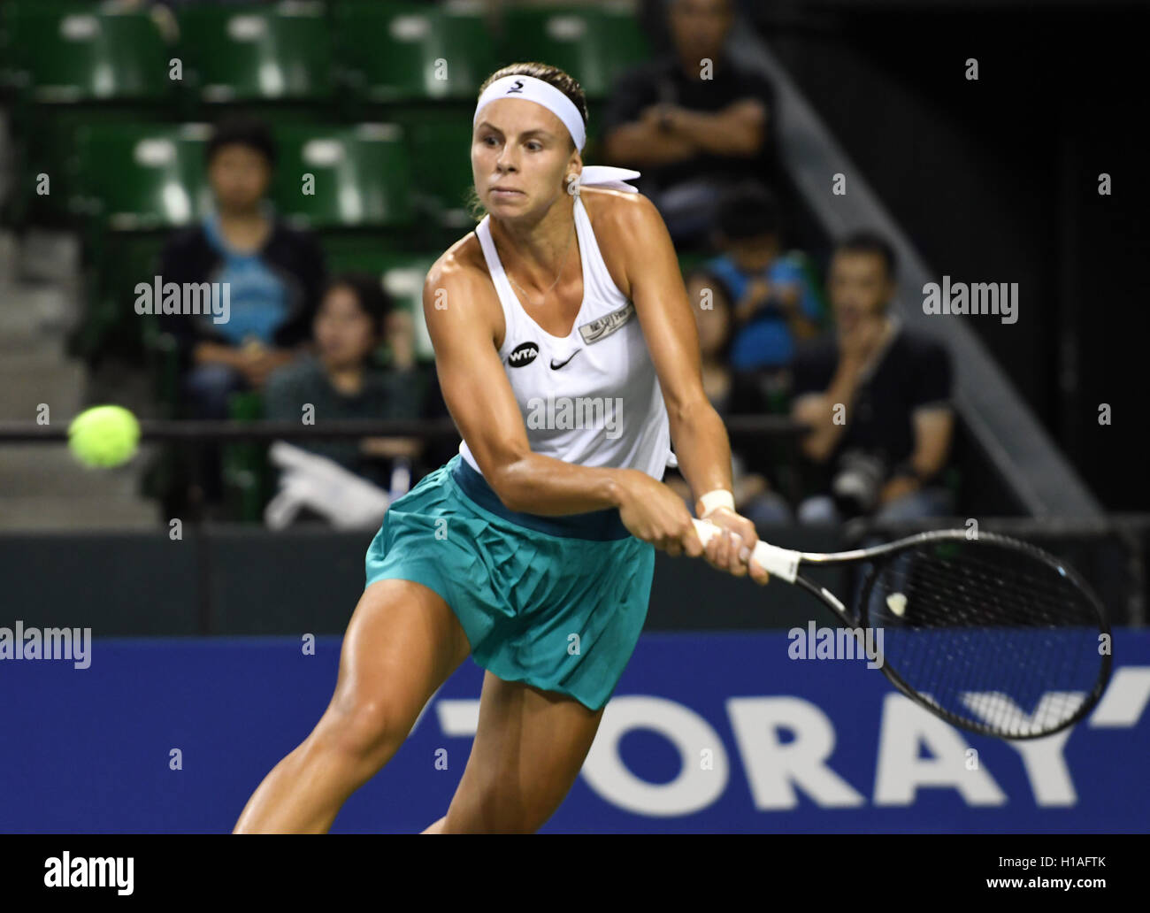 Tokyo, Japon. 22 Sep, 2016. Pologne's Magda Linette renvoie la balle contre Yulia Putintseva du Kazakhstan au cours du deuxième tour de l'Toray Pan Pacific Open tennis championships à Tokyo le Jeudi, Septembre 22, 2016. © Yoshio Tsunoda/AFLO/Alamy Live News Banque D'Images