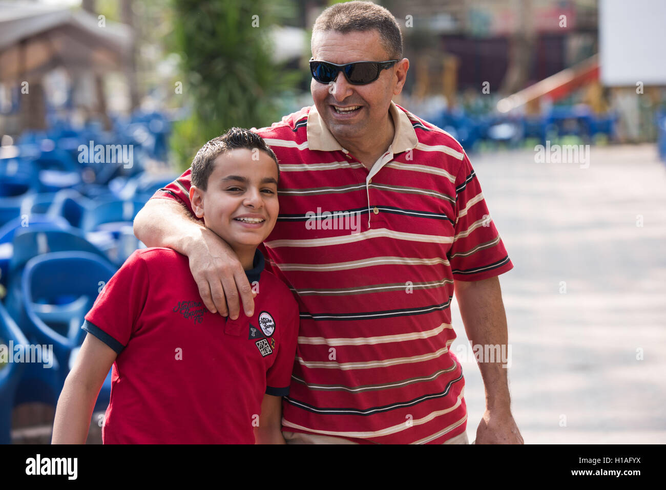 Gharbiya, Égypte. 17 Sep, 2016. Marwan (L) se promène avec son père dans la région de Gharbiya, Égypte, le 17 septembre 2016. "Après huit ans, l'itinérance dans les rues, les hôpitaux et les morgues à travers l'Egypte, j'ai pu enfin embrasser mon garçon," dit al-Azouni Gaballah, le père qui a perdu Marwan lorsqu'il avait cinq ans. © Meng Tao/Xinhua/Alamy Live News Banque D'Images