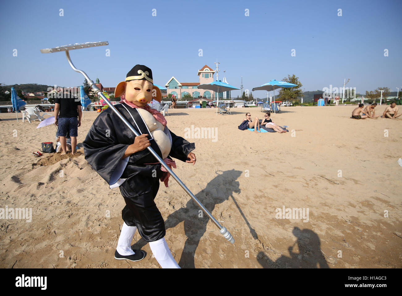 Qingdao, Qingdao, Chine. 22 Sep, 2016. Qingdao, Chine-Septembre 22 2016 : ?(EDITORIAL ?utiliser ?SEULEMENT. ?CHINE ?OUT) un homme en costume de style Zhu Bajie, un personnage du célèbre conte le voyage à l'Ouest, promenades sur une plage à Qingdao, Chine est¡¯s Â La province de Shandong, le jour de l'Équinoxe d'automne, le 22 septembre 2016. Comme l'automne venu, la plage n'est plus de monde à Qingdao. Un homme lui-même en costume de Zhu Bajie a attiré l'attention de nombreux touriste sur une plage de Qingdao. © SIPA Asie/ZUMA/Alamy Fil Live News Banque D'Images