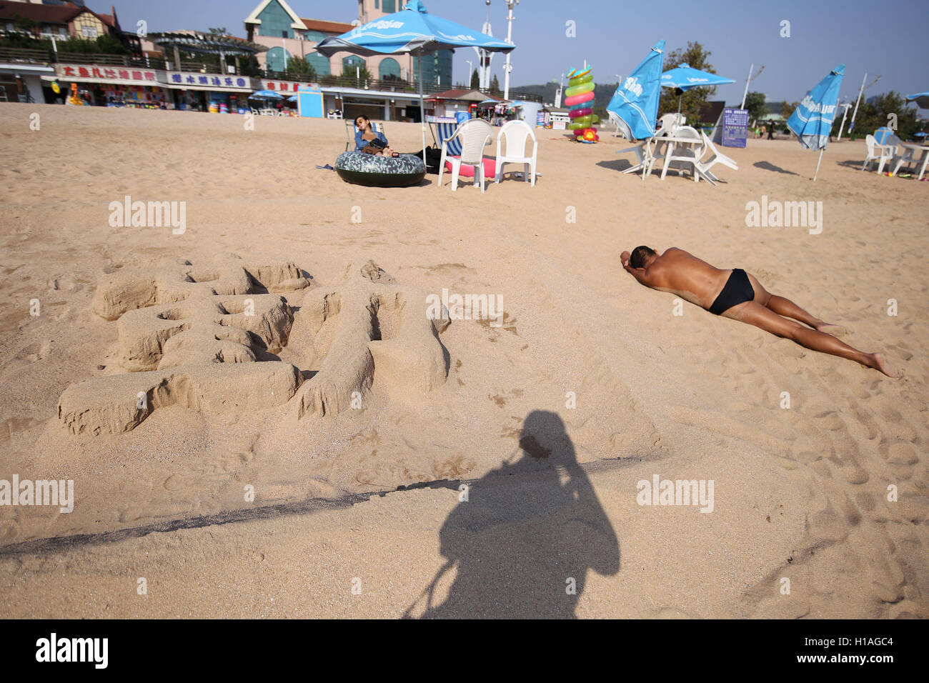 Qingdao, Qingdao, Chine. 22 Sep, 2016. Qingdao, Chine-Septembre 22 2016 : (usage éditorial uniquement. Chine OUT) Touristes sur une plage à Qingdao, Chine est¡¯s Â La province de Shandong, le jour de l'Équinoxe d'automne, le 22 septembre 2016. Comme l'automne venu, la plage n'est plus de monde à Qingdao. Un homme lui-même en costume de Zhu Bajie a attiré l'attention de nombreux touriste sur une plage de Qingdao. © SIPA Asie/ZUMA/Alamy Fil Live News Banque D'Images