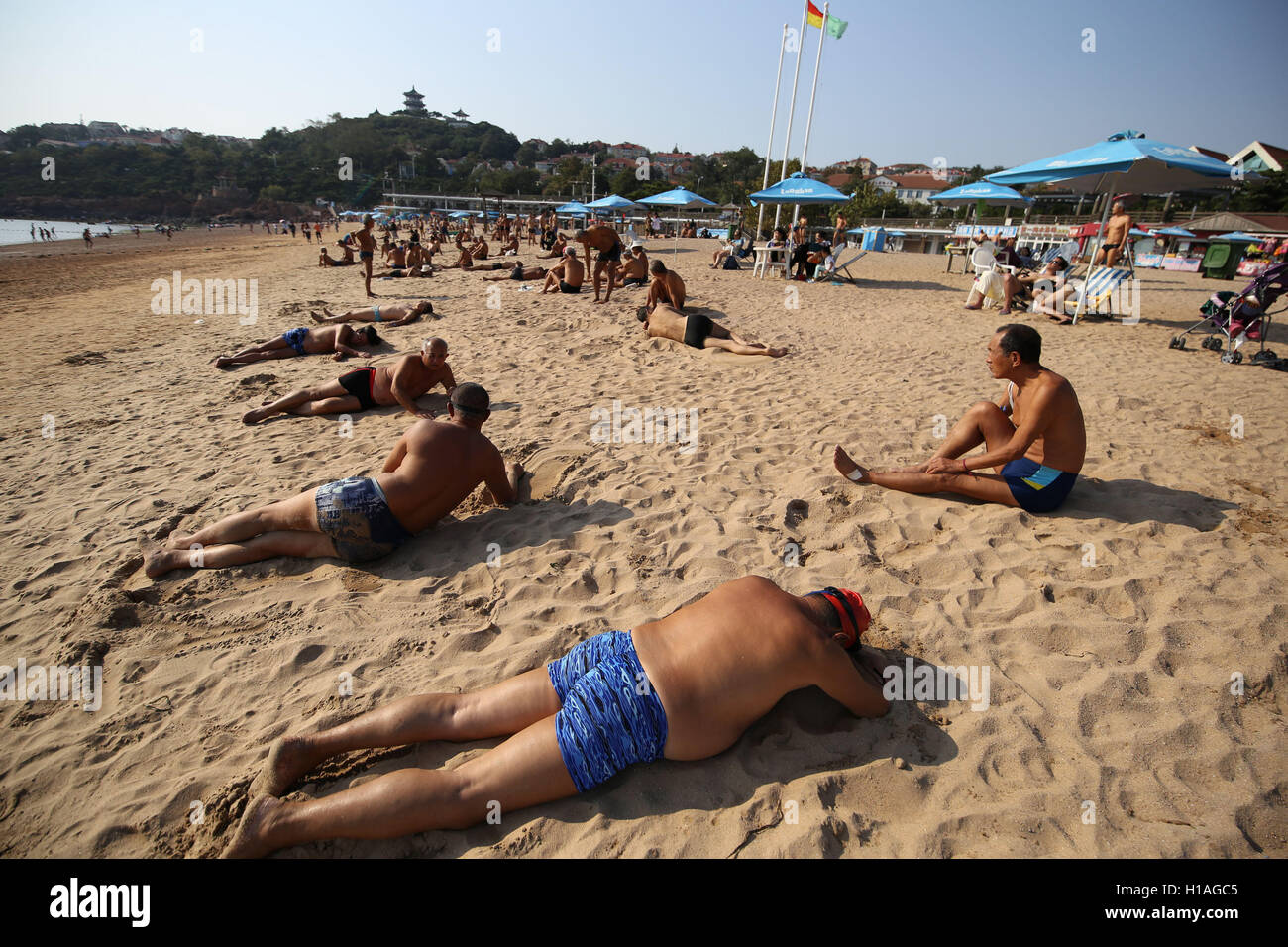 Qingdao, Qingdao, Chine. 22 Sep, 2016. Qingdao, Chine-Septembre 22 2016 : (usage éditorial uniquement. Chine OUT) Touristes sur une plage à Qingdao, Chine est¡¯s Â La province de Shandong, le jour de l'Équinoxe d'automne, le 22 septembre 2016. Comme l'automne venu, la plage n'est plus de monde à Qingdao. Un homme lui-même en costume de Zhu Bajie a attiré l'attention de nombreux touriste sur une plage de Qingdao. © SIPA Asie/ZUMA/Alamy Fil Live News Banque D'Images