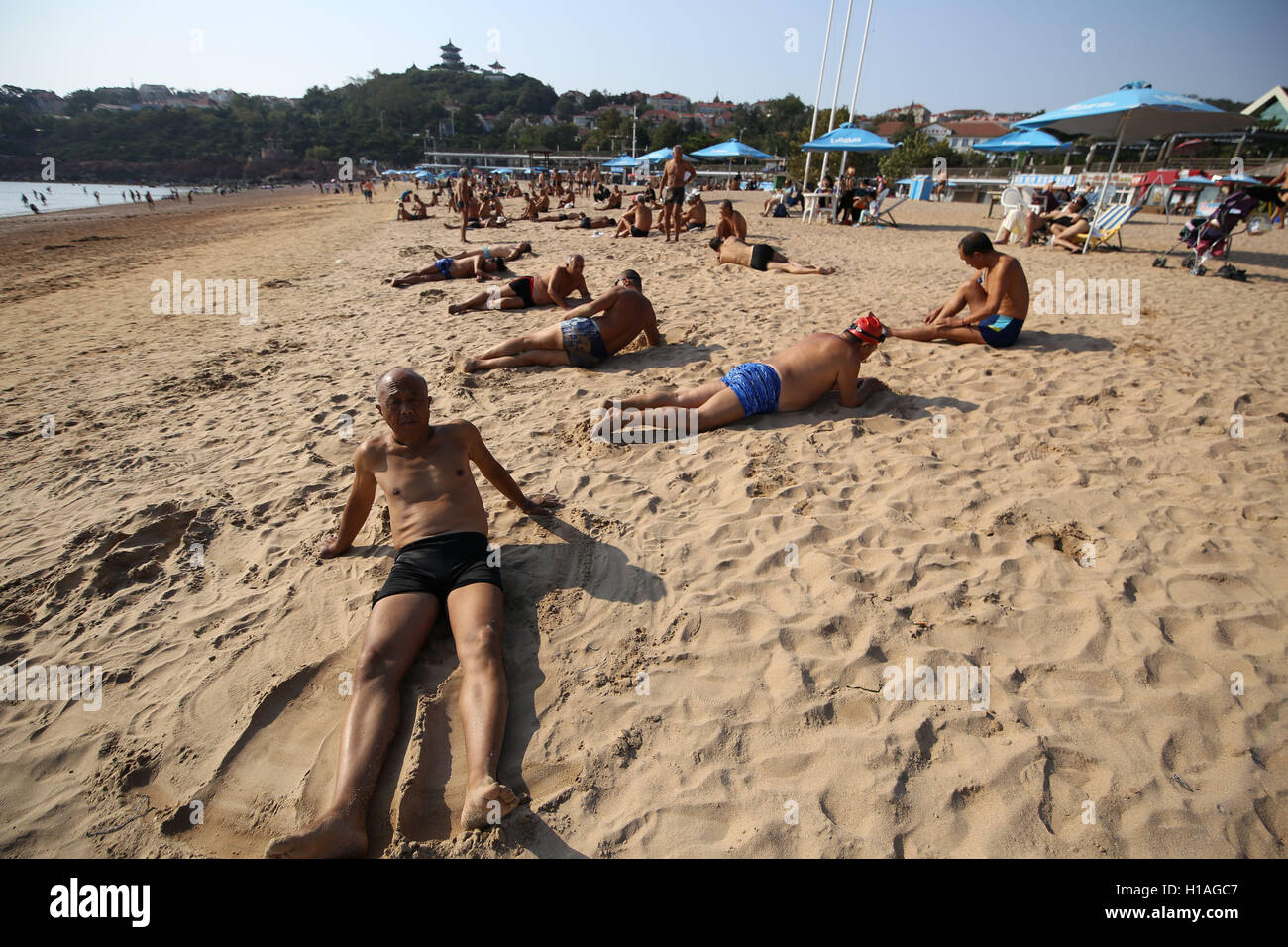 Qingdao, Qingdao, Chine. 22 Sep, 2016. Qingdao, Chine-Septembre 22 2016 : (usage éditorial uniquement. Chine OUT) Touristes sur une plage à Qingdao, Chine est¡¯s Â La province de Shandong, le jour de l'Équinoxe d'automne, le 22 septembre 2016. Comme l'automne venu, la plage n'est plus de monde à Qingdao. Un homme lui-même en costume de Zhu Bajie a attiré l'attention de nombreux touriste sur une plage de Qingdao. © SIPA Asie/ZUMA/Alamy Fil Live News Banque D'Images