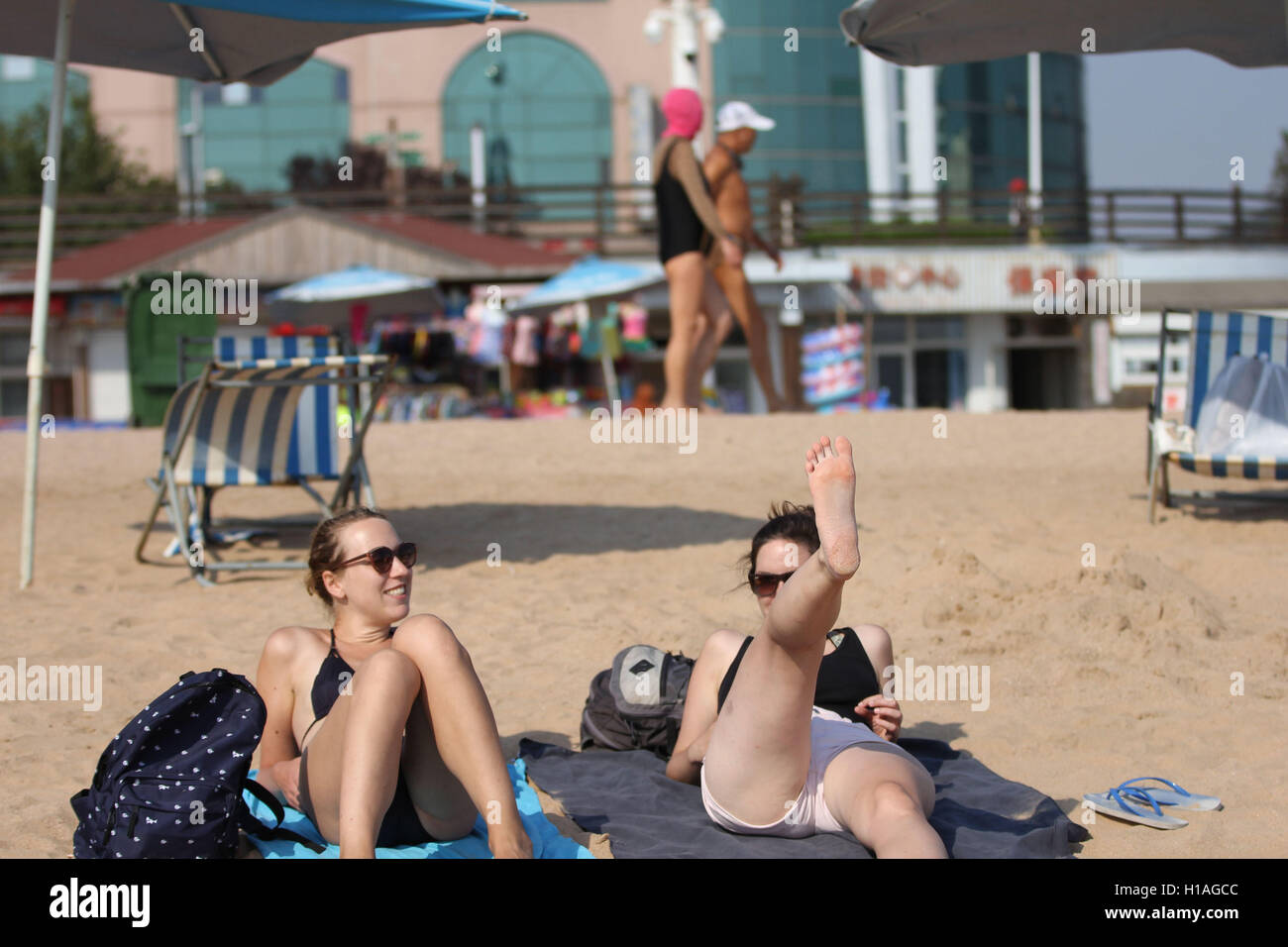 Qingdao, Qingdao, Chine. 22 Sep, 2016. Qingdao, Chine-Septembre 22 2016 : (usage éditorial uniquement. Chine OUT) Touristes sur une plage à Qingdao, Chine est¡¯s Â La province de Shandong, le jour de l'Équinoxe d'automne, le 22 septembre 2016. Comme l'automne venu, la plage n'est plus de monde à Qingdao. Un homme lui-même en costume de Zhu Bajie a attiré l'attention de nombreux touriste sur une plage de Qingdao. © SIPA Asie/ZUMA/Alamy Fil Live News Banque D'Images