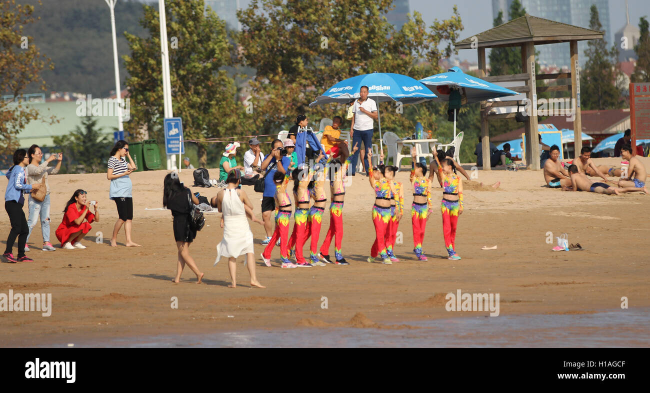 Qingdao, Qingdao, Chine. 22 Sep, 2016. Qingdao, Chine-Septembre 22 2016 : (usage éditorial uniquement. Chine OUT) Touristes sur une plage à Qingdao, Chine est¡¯s Â La province de Shandong, le jour de l'Équinoxe d'automne, le 22 septembre 2016. Comme l'automne venu, la plage n'est plus de monde à Qingdao. Un homme lui-même en costume de Zhu Bajie a attiré l'attention de nombreux touriste sur une plage de Qingdao. © SIPA Asie/ZUMA/Alamy Fil Live News Banque D'Images