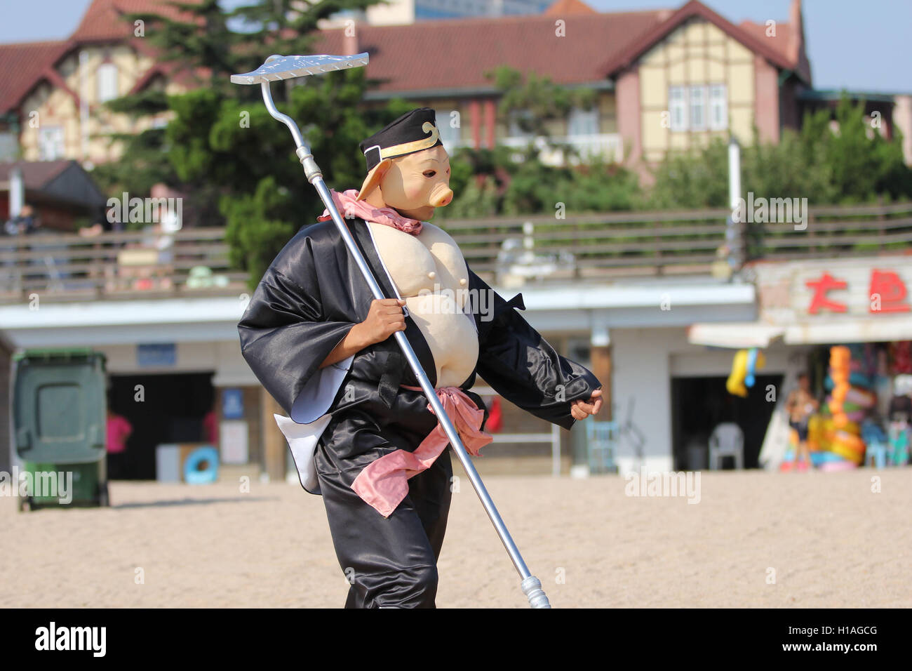 Qingdao, Qingdao, Chine. 22 Sep, 2016. Qingdao, Chine-Septembre 22 2016 : ?(EDITORIAL ?utiliser ?SEULEMENT. ?CHINE ?OUT) un homme en costume de style Zhu Bajie, un personnage du célèbre conte le voyage à l'Ouest, promenades sur une plage à Qingdao, Chine est¡¯s Â La province de Shandong, le jour de l'Équinoxe d'automne, le 22 septembre 2016. Comme l'automne venu, la plage n'est plus de monde à Qingdao. Un homme lui-même en costume de Zhu Bajie a attiré l'attention de nombreux touriste sur une plage de Qingdao. © SIPA Asie/ZUMA/Alamy Fil Live News Banque D'Images