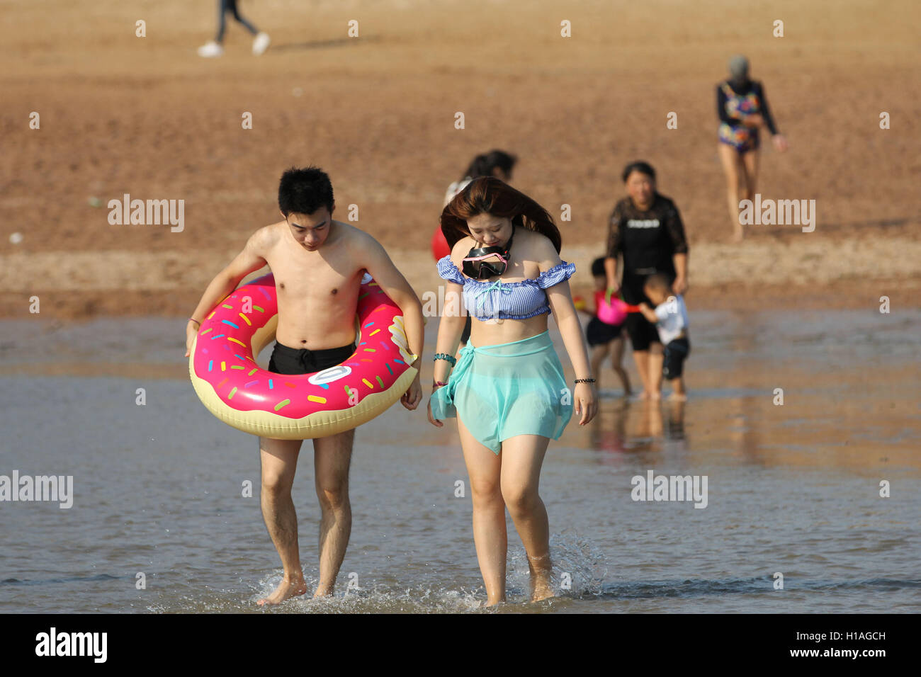 Qingdao, Qingdao, Chine. 22 Sep, 2016. Qingdao, Chine-Septembre 22 2016 : (usage éditorial uniquement. Chine OUT) Touristes sur une plage à Qingdao, Chine est¡¯s Â La province de Shandong, le jour de l'Équinoxe d'automne, le 22 septembre 2016. Comme l'automne venu, la plage n'est plus de monde à Qingdao. Un homme lui-même en costume de Zhu Bajie a attiré l'attention de nombreux touriste sur une plage de Qingdao. © SIPA Asie/ZUMA/Alamy Fil Live News Banque D'Images