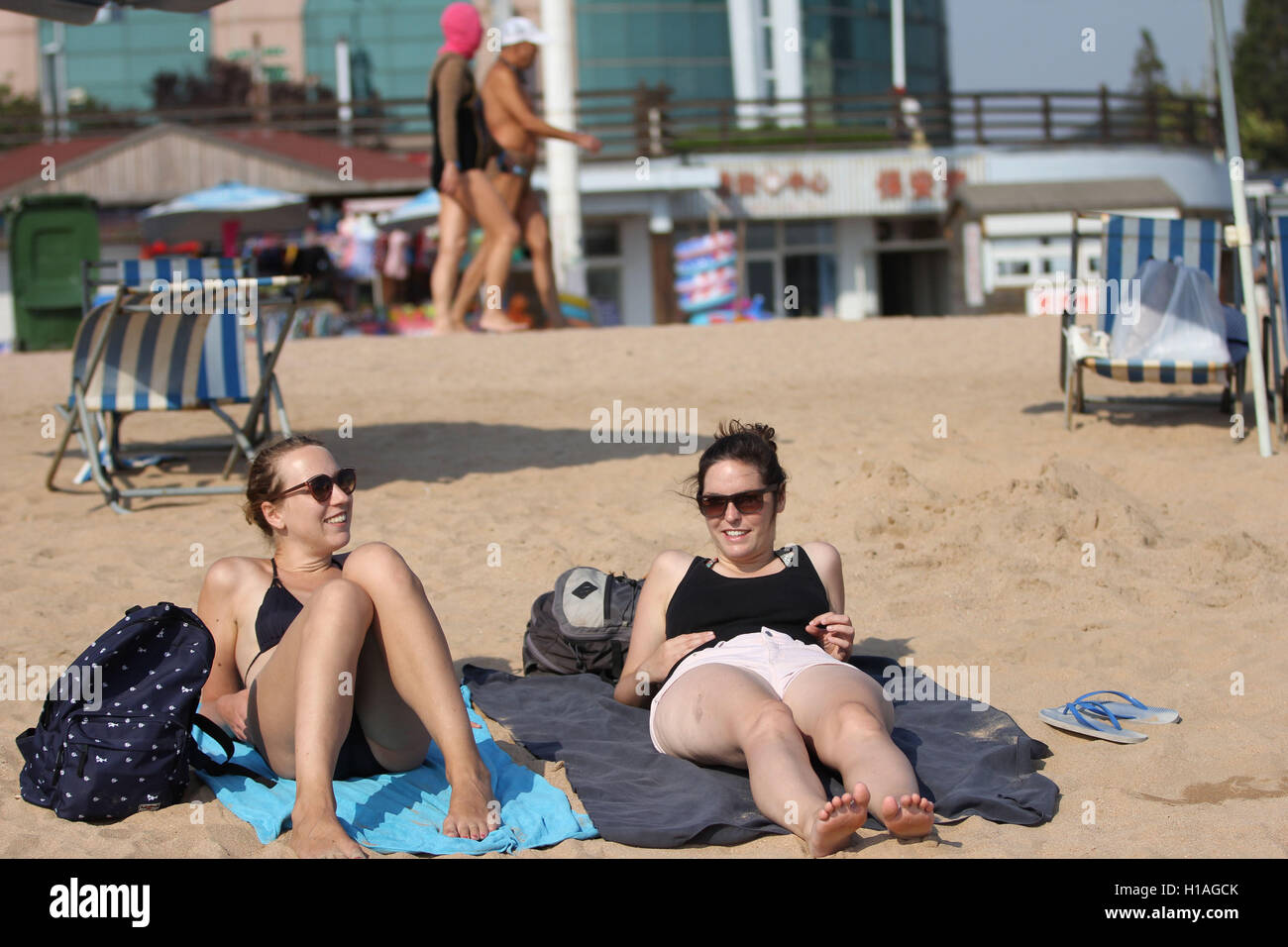 Qingdao, Qingdao, Chine. 22 Sep, 2016. Qingdao, Chine-Septembre 22 2016 : (usage éditorial uniquement. Chine OUT) Touristes sur une plage à Qingdao, Chine est¡¯s Â La province de Shandong, le jour de l'Équinoxe d'automne, le 22 septembre 2016. Comme l'automne venu, la plage n'est plus de monde à Qingdao. Un homme lui-même en costume de Zhu Bajie a attiré l'attention de nombreux touriste sur une plage de Qingdao. © SIPA Asie/ZUMA/Alamy Fil Live News Banque D'Images