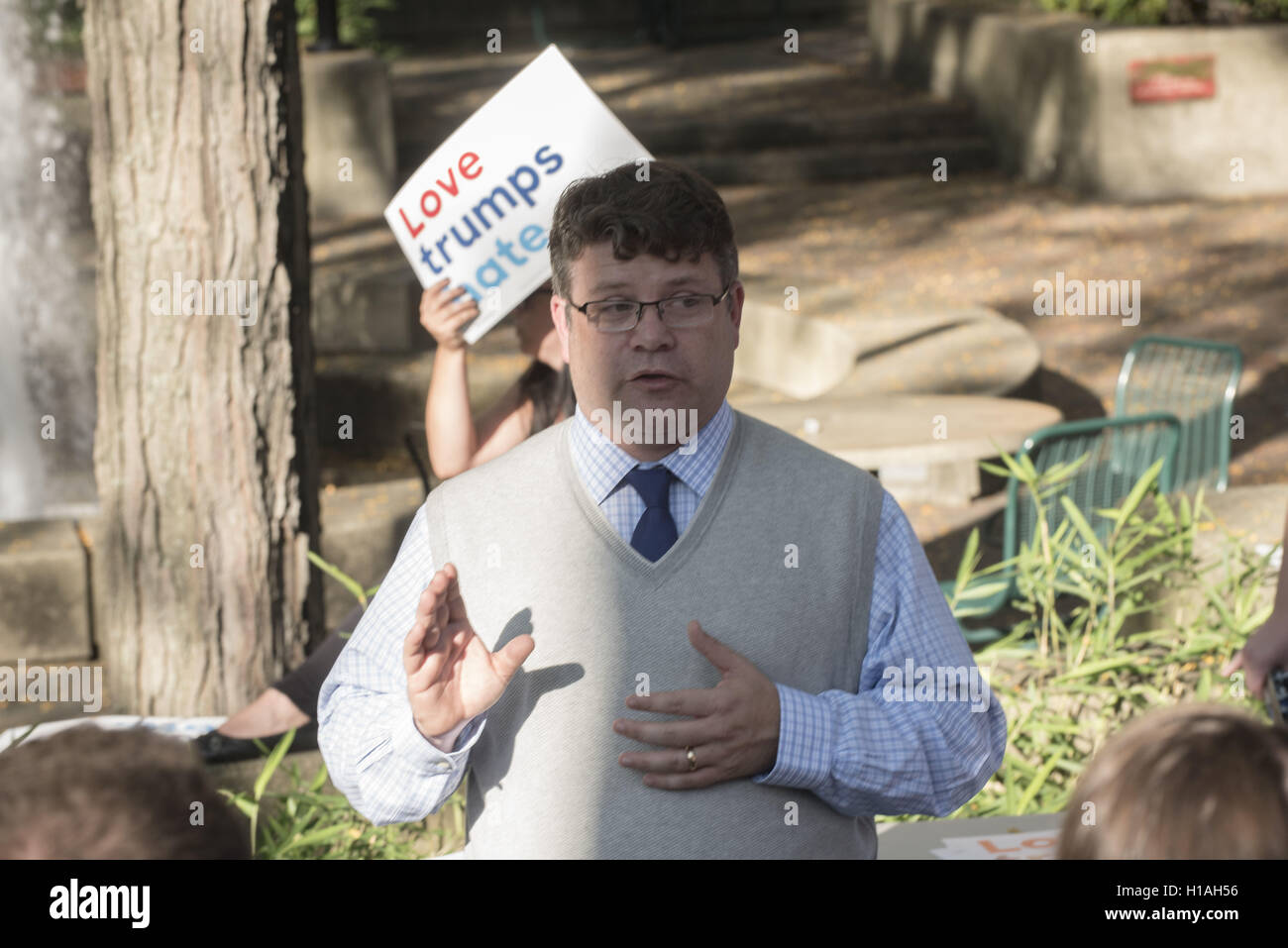 Youngstown, Ohio, USA. 22 Sep, 2016. 22 septembre 2016 - Youngstown, Ohio - Acteur Sean Astin, connu pour ses rôles dans ''The Goonies'', ''Rudy'' et ''Le Seigneur des Anneaux'' trilogy fait campagne pour le candidat présidentiel Hillary Clinton à Youngstown State University.Astin a rencontré des bénévoles et des étudiants et les encourage à s'inscrire pour voter avant la date limite du 11 octobre. Crédit photo : Jason L Nelson/AdMedia Crédit : Jason L Nelson/AdMedia/ZUMA/Alamy Fil Live News Banque D'Images