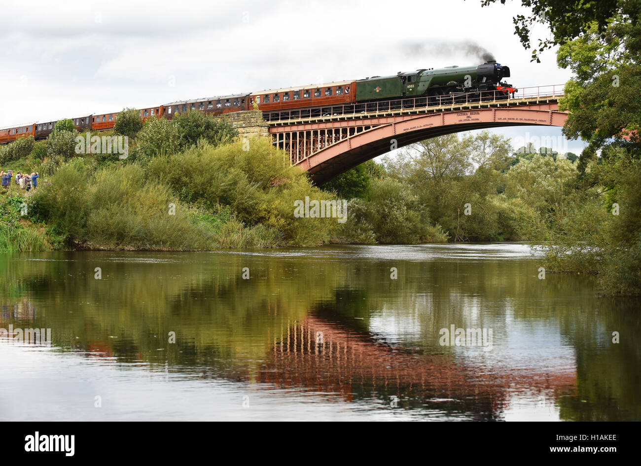 La locomotive à vapeur Flying Scotsman traversant la rivière Severn sur le pont Victoria à Arley dans le Shropshire. La locomotive de renommée mondiale transporte des passagers sur le chemin de fer de la vallée de Severn. Photo de David Bagnall Banque D'Images