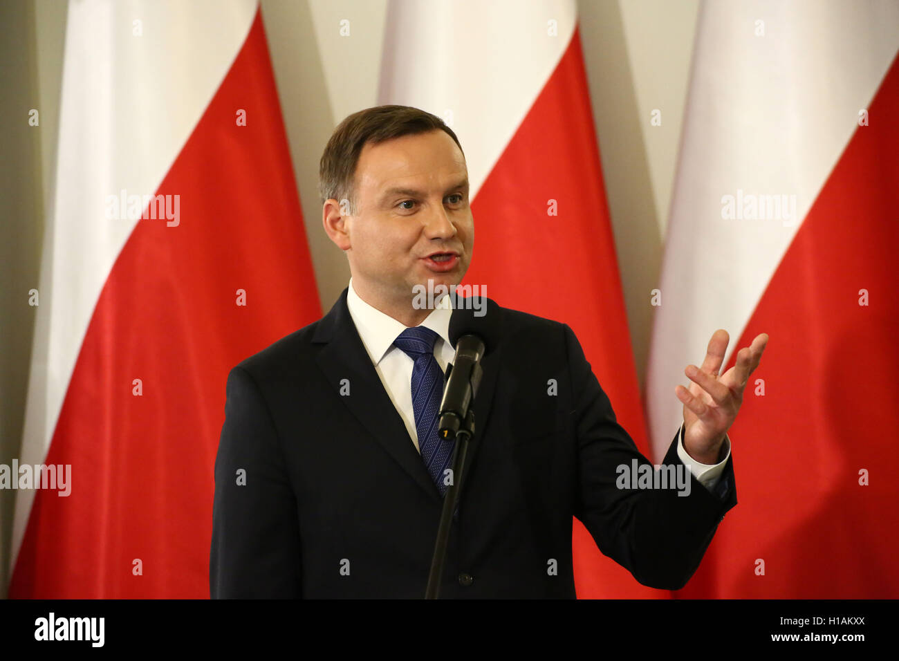 Varsovie, Pologne. 23 Septembre, 2016. Le Président Andrzej Duda et le ministre de la défense, Antoni Macierewicz ont pris part à la 40e célébration de KOR (Komitet Obrony Robotników), le Comité de la défense des ouvriers qui a été fondée comme un mouvement civil pour soutenir les membres emprisonnés de la protestation de 1976. L'un des membres de la fondation est le récent ministre de la défense, Antoni Macierewicz. Credit : Jake Ratz/Alamy Live News Banque D'Images