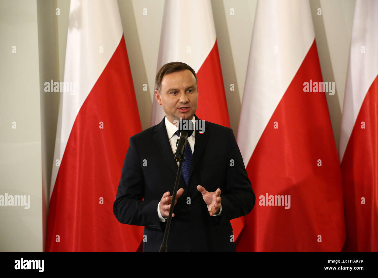 Varsovie, Pologne. 23 Septembre, 2016. Le Président Andrzej Duda et le ministre de la défense, Antoni Macierewicz ont pris part à la 40e célébration de KOR (Komitet Obrony Robotników), le Comité de la défense des ouvriers qui a été fondée comme un mouvement civil pour soutenir les membres emprisonnés de la protestation de 1976. L'un des membres de la fondation est le récent ministre de la défense, Antoni Macierewicz. Credit : Jake Ratz/Alamy Live News Banque D'Images