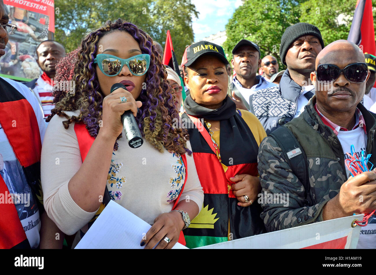Londres, Royaume-Uni. 23 septembre 2016. La chanteuse nigériane Simi (Simisola Bolatito Ogunleye) parle à la place du Parlement pour protester contre le maintien en détention de la SDMPI Indiginous (personnes du Biafra) Kanu Nnamdi leader par le gouvernement fédéral nigérian. Credit : PjrNews/Alamy Live News Banque D'Images
