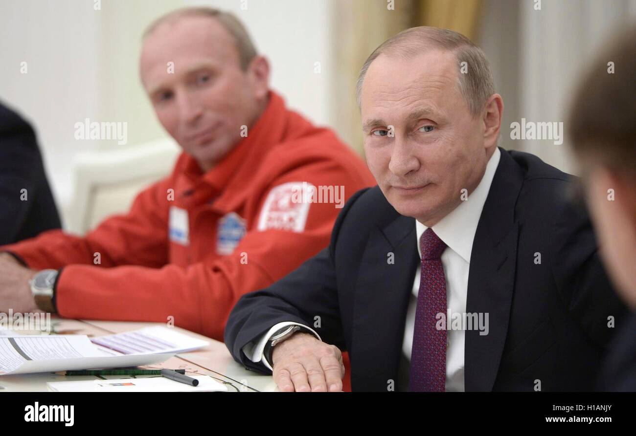 Le président russe Vladimir Poutine se réunit avec les pilotes de l'équipe de course KAMAZ au Kremlin, le 22 septembre 2016 à Moscou, Russie. Poutine a rencontré les pilotes à l'équipe gagnante de la Moscou Kamaz à Pékin Silk Way Off Road Rally. Banque D'Images
