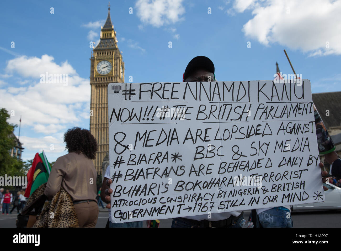 Londres, Royaume-Uni. 23 Septembre, 2016. Des représentants de la communauté britannique du Biafra, manifestation à la place du Parlement pour appeler à l'autodétermination et la libération de Biafrais détenus par le Gouvernement nigérian. Banque D'Images