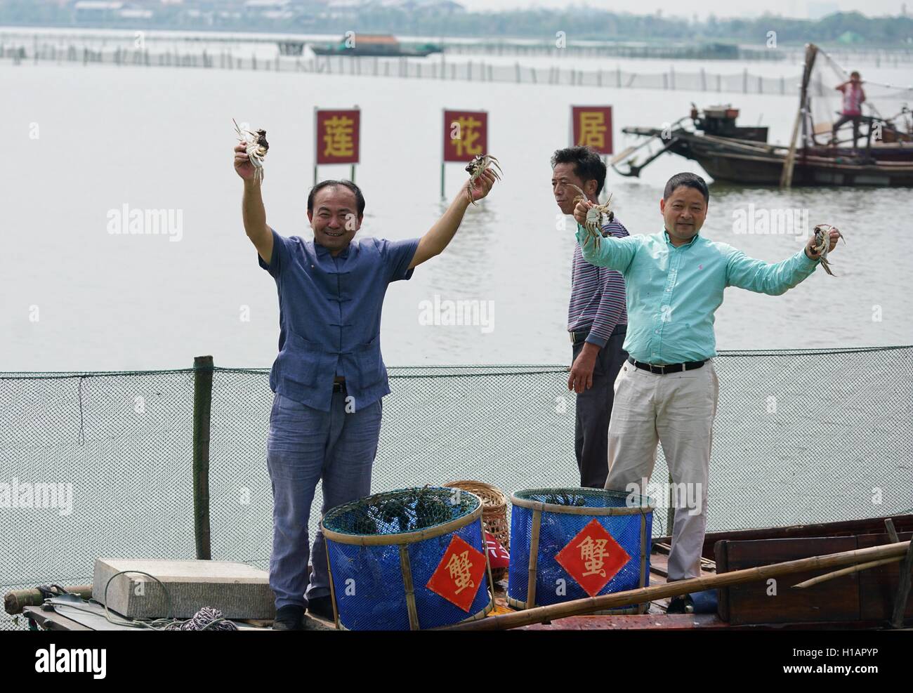 Suzhou, Province de Jiangsu en Chine. 29Th Sep 2016. Démontrer les pêcheurs de crabes chinois sur le lac Yangcheng à Suzhou, Province de Jiangsu en Chine de l'Est, 23 septembre 2016. La saison de récolte 2016 pour le crabe chinois (Eriocheir sinensis) dans le lac Yangcheng, une importante région productrice a commencé le vendredi. Également connue sous le nom de crabe d'écluse, le crabe chinois sont favorisés par de nombreux amateurs de cuisine gastronomique. © Ji Chunpeng/Xinhua/Alamy Live News Banque D'Images