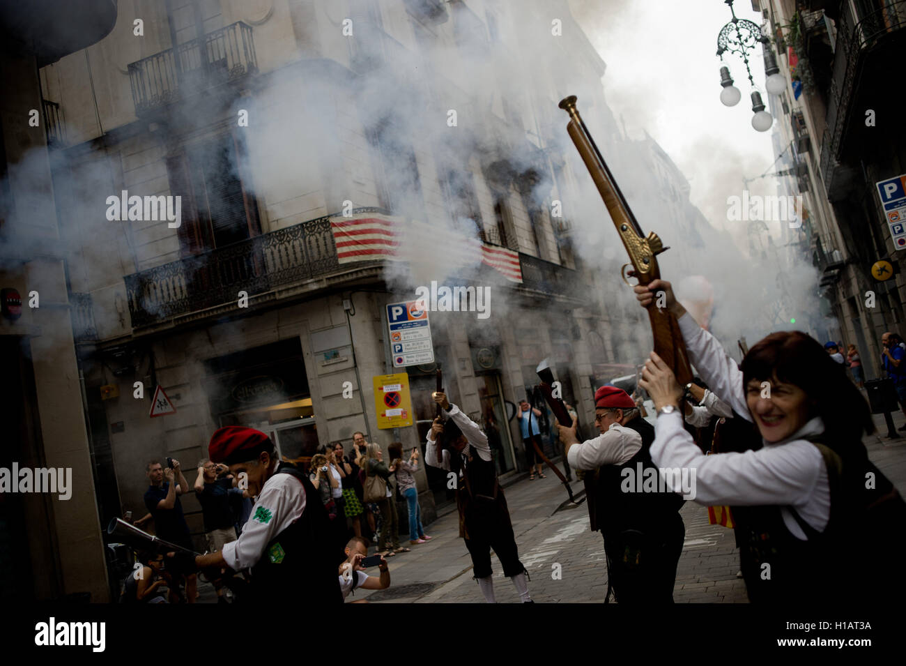 Barcelone, Catalogne, Espagne. Sep 24, 2016. Trabucaires pousse son espingole tôt le matin à travers les rues de Barcelone à l'occasion des célébrations de la Merce Festival (Festes de la Merce). La Galejada Trabucaire marque le début de la journée de la sainte patronne de Barcelone, la Merce. Les hommes et les femmes habillés comme des bandits catalan ancien dans la rue de l'ancien quartier de Barcelone et causer un bruit fort avec son des fusils tromblons plein de poudre. © Jordi Boixareu/ZUMA/Alamy Fil Live News Banque D'Images