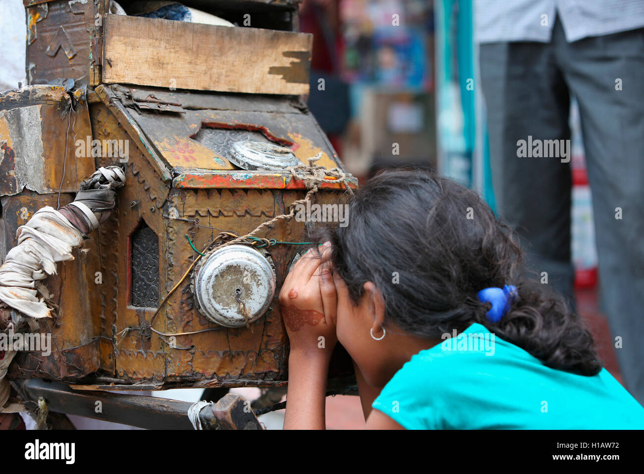 Une fille à regarder film dans Pune, Maharashtra, bioscope Banque D'Images
