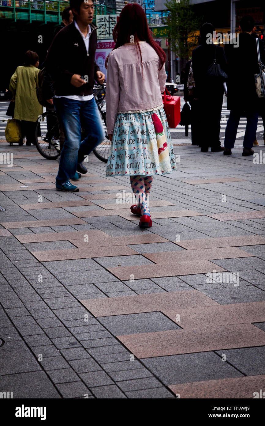 Une fille à Harajuku-style fashion dans la rue à Tokyo, Japon Banque D'Images