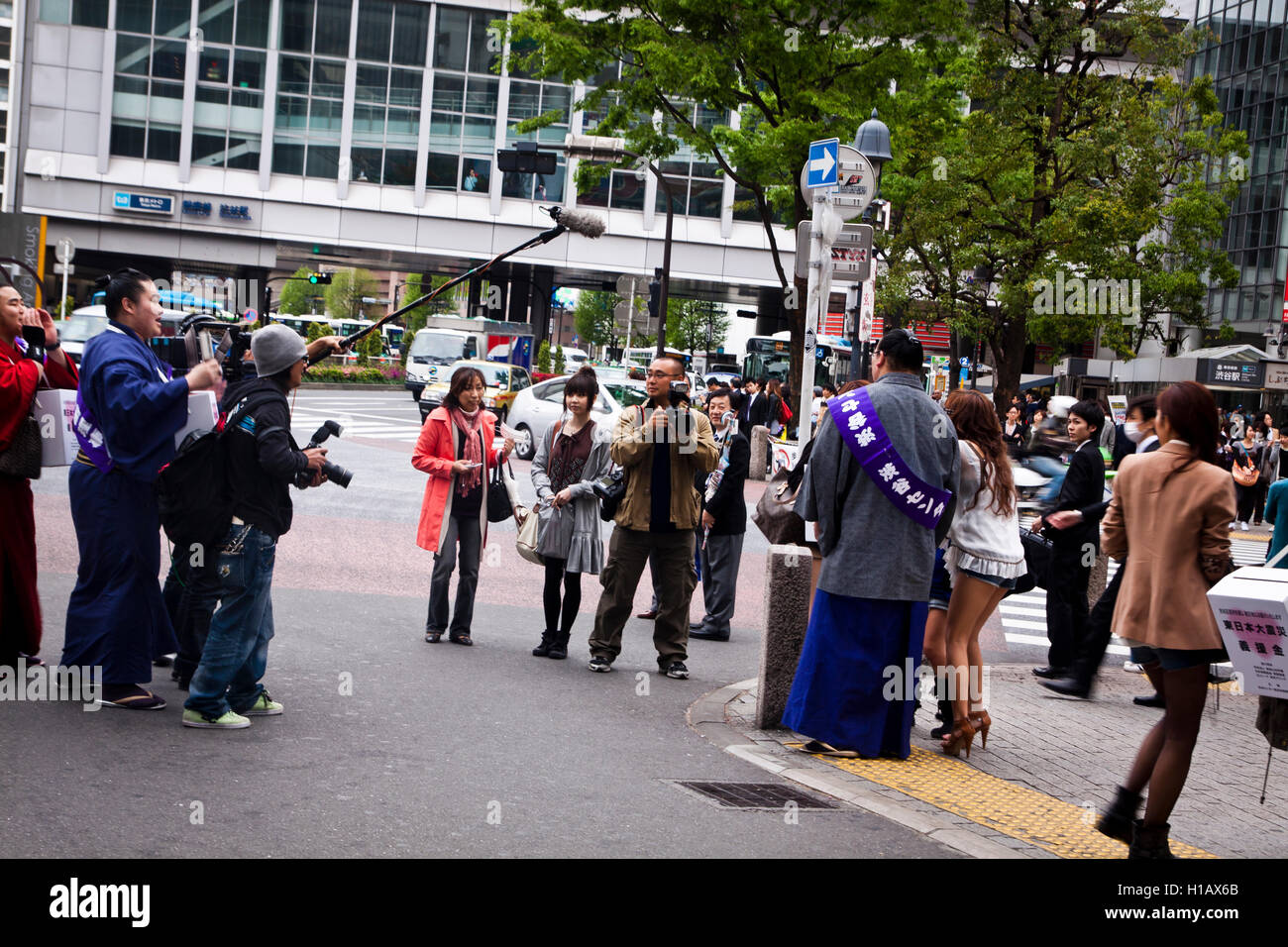 Un célèbre lutteur de sumo d'être interviewé dans la rue à Tokyo, Japon Banque D'Images Un célèbre lutteur de sumo d'être interviewé dans la rue à Tokyo, Japon Banque D'Images