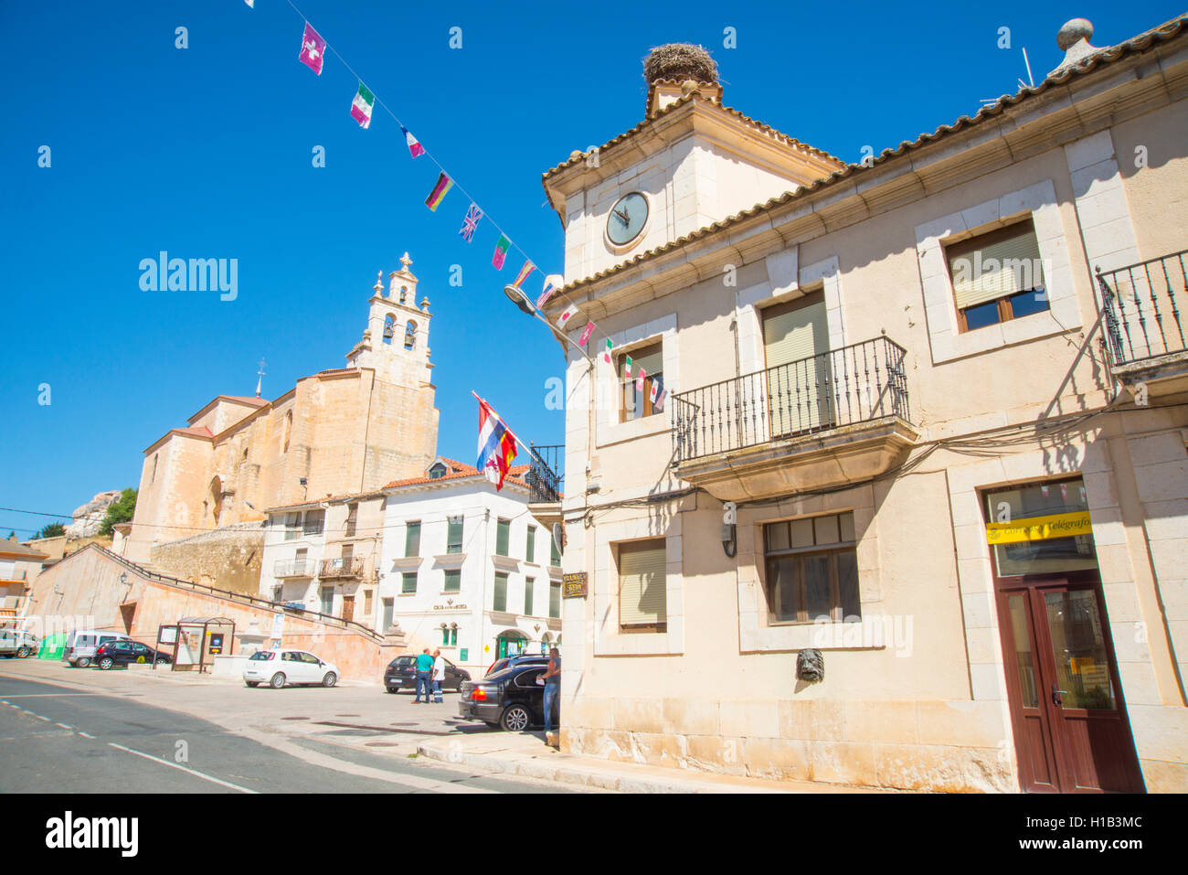 Mairie et église. Langa de Duero, Soria, Castilla Leon, Espagne Photo Stock  - Alamy