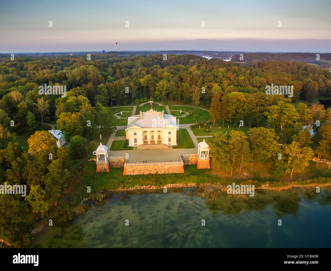 Trakai, Lituanie : drone aérien Vue de dessus Uzutrakis Palace Banque D'Images