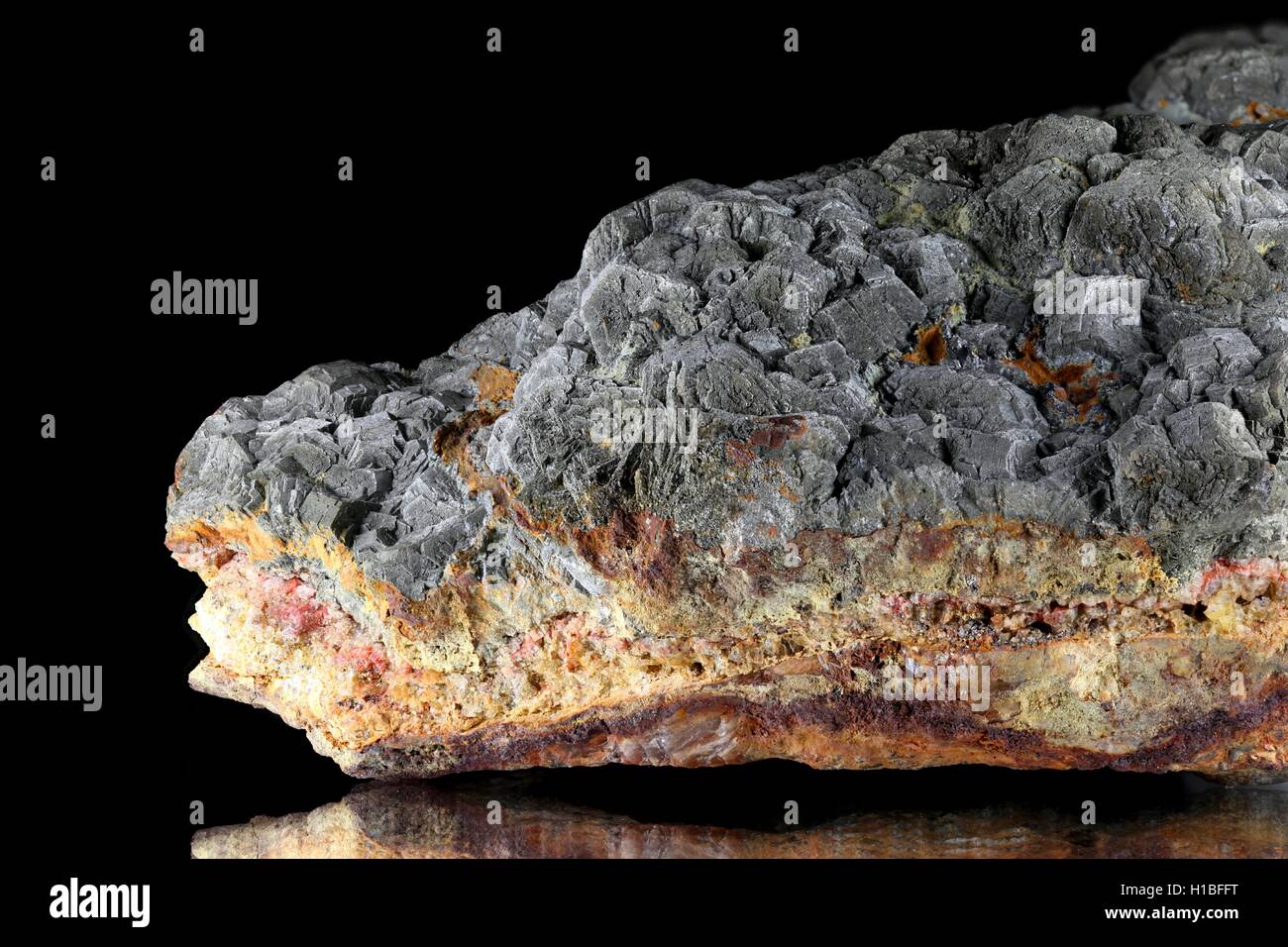 Cristaux de pyrite gris jaunâtre et fluorite Banque D'Images